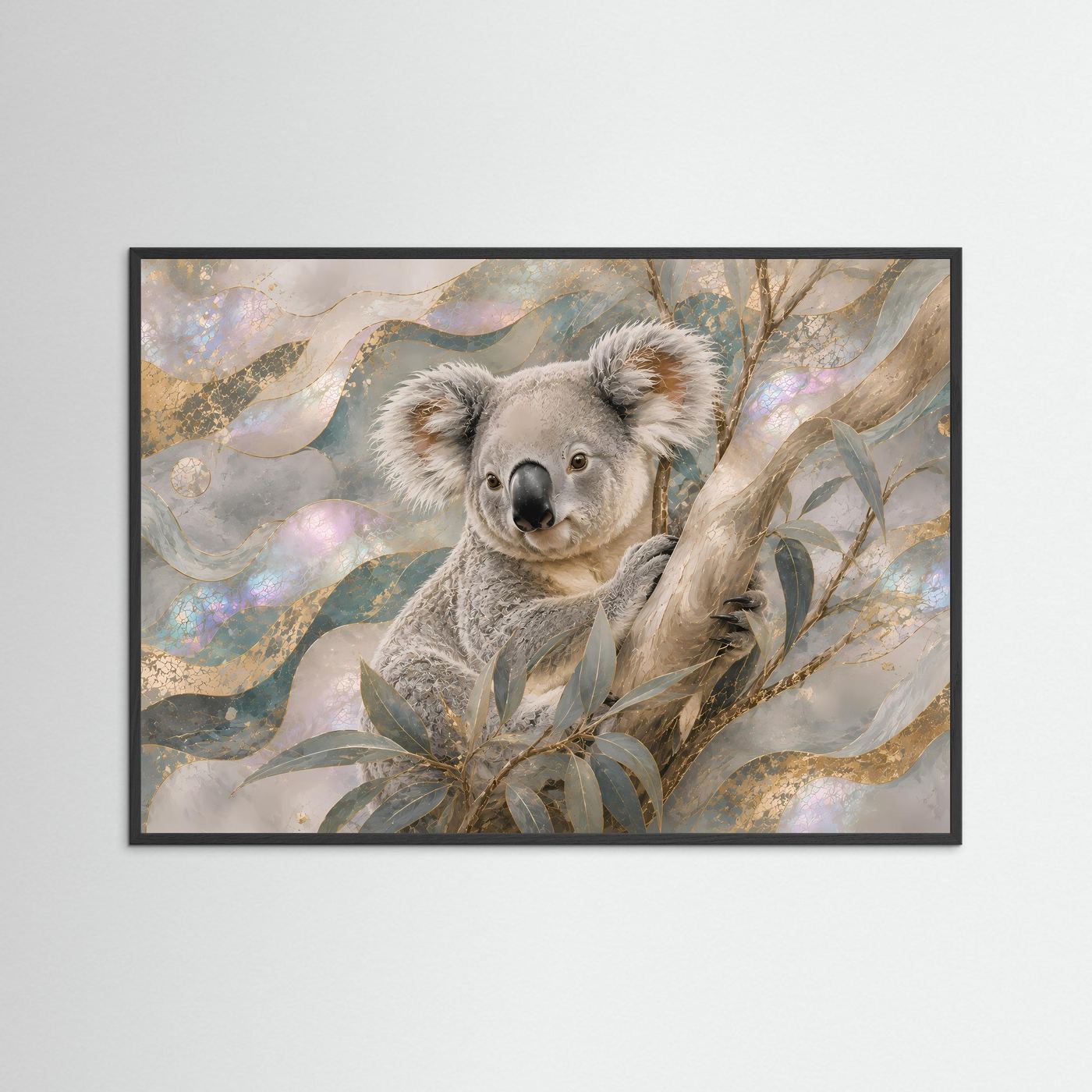 Poster mit Koala zwischen Eukalyptuszweigen im schwarzen Rahmen, abstraktes perlmuttartiges Motiv