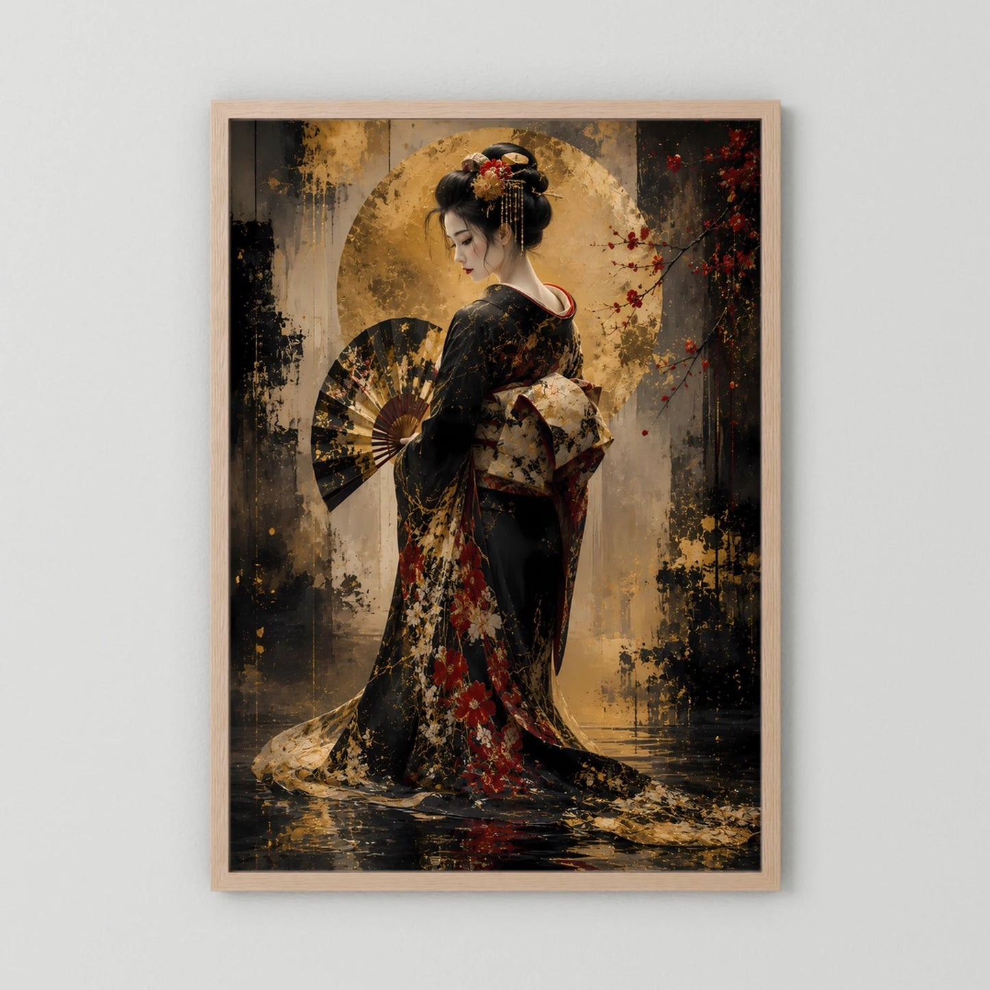 Poster mit Geisha im dunklen Kimono, Fächer und Goldakzenten, im hellen Holzrahmen