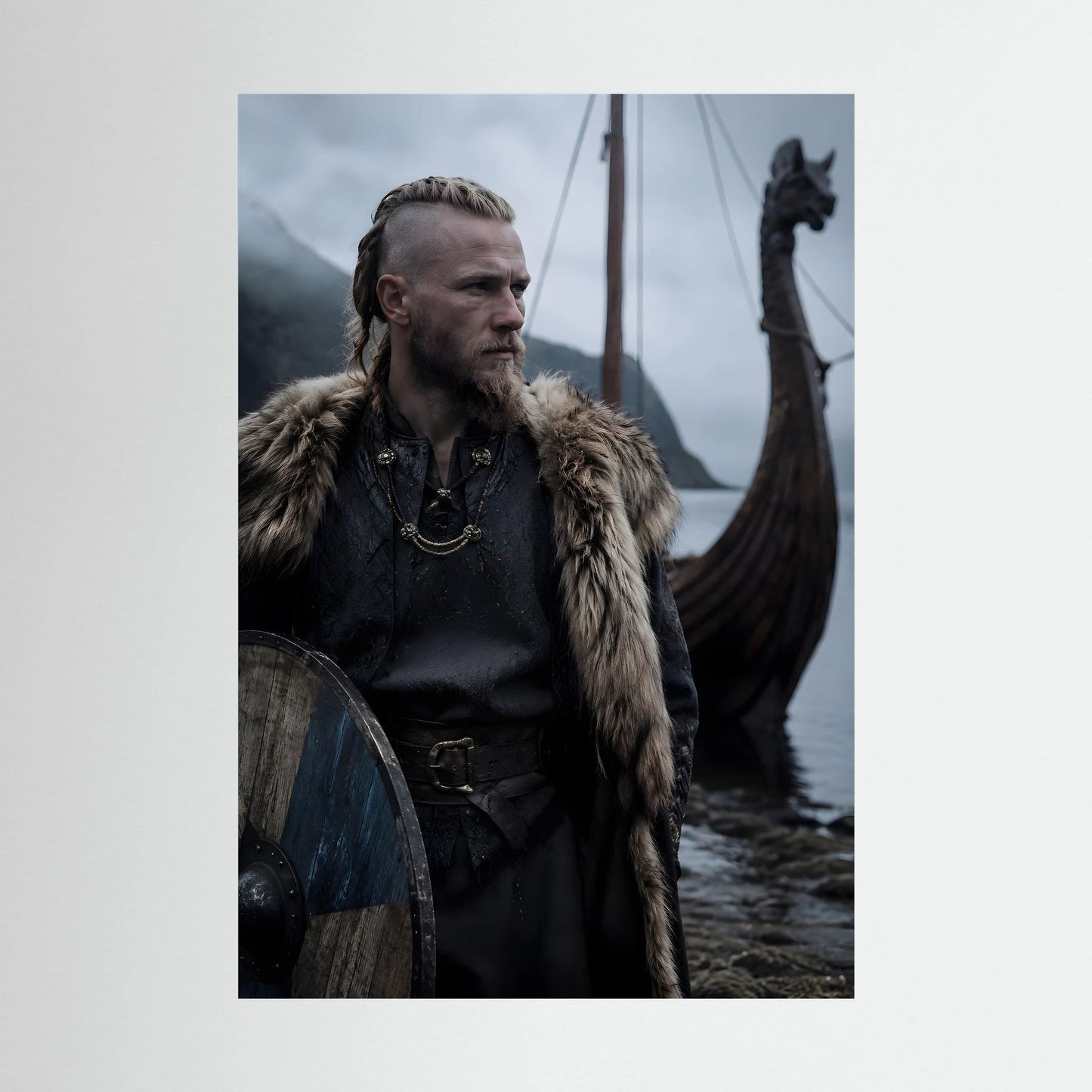 Wikinger-Krieger-Poster: nordischer Seefahrer mit Pelzumhang, Schild und Drachenschiff