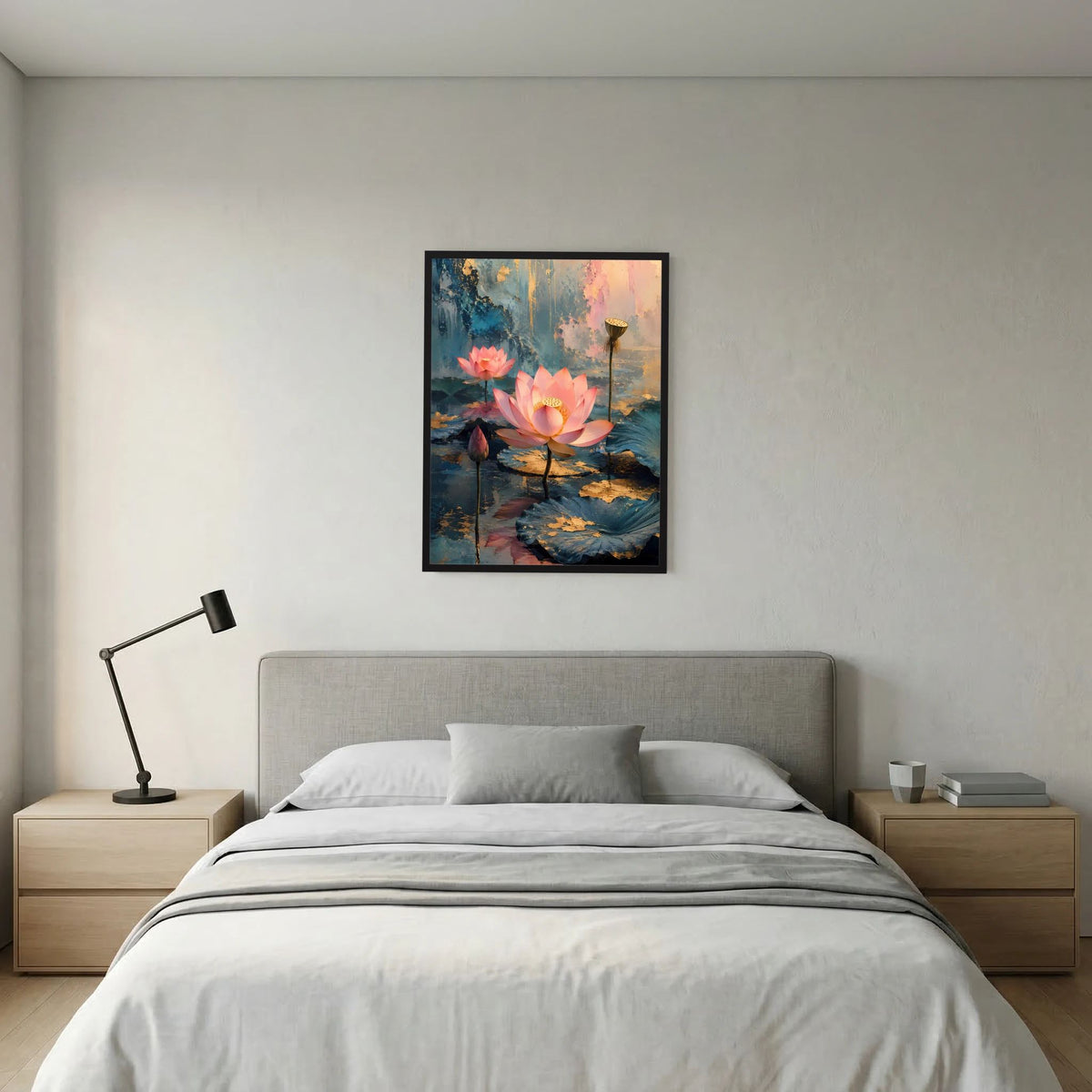Hochformat-Poster: rosa Lotusblüten auf petrolfarbenem Wasser, goldene Details, schwarzer Rahmen