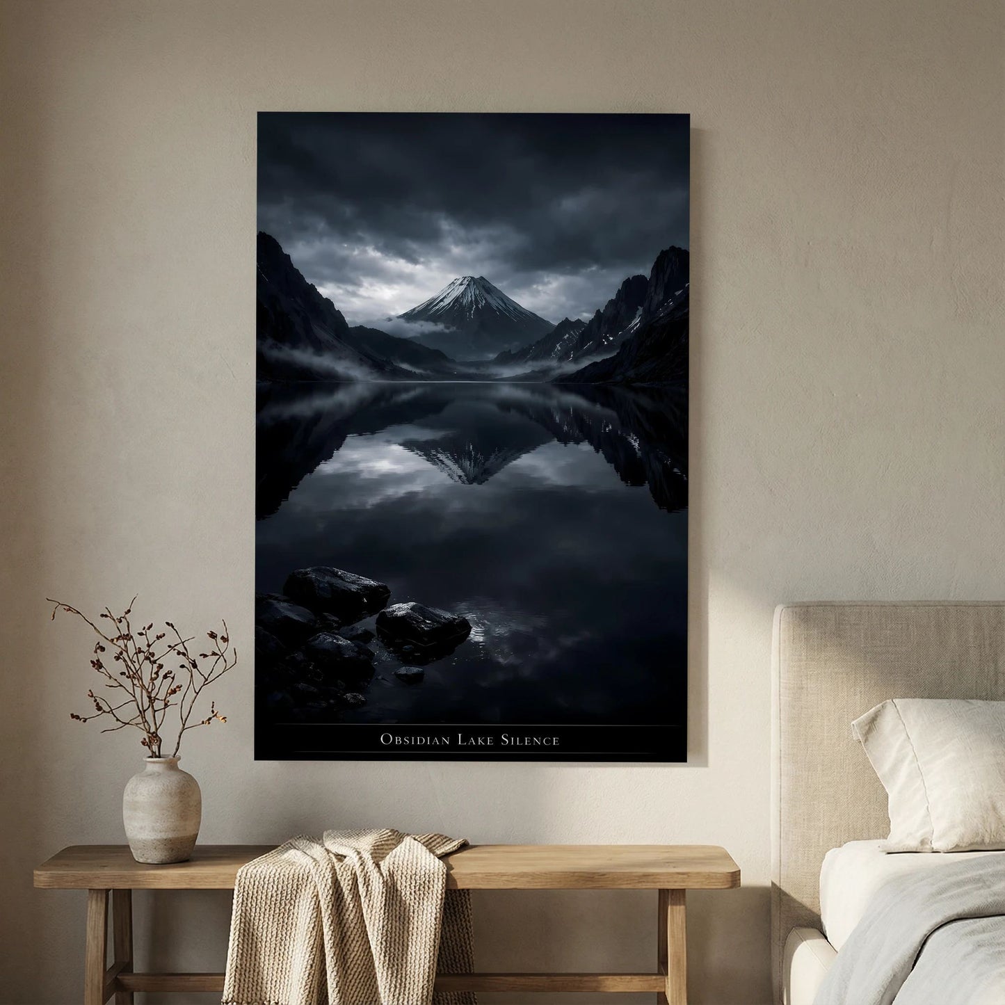 Wandposter mit dunklem Rahmen und Vulkankegel-Spiegelung im See, mit Wolkendecke