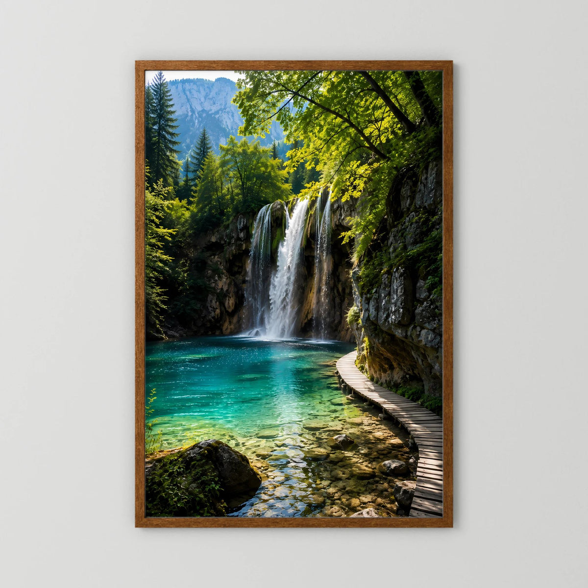 Hochformat-Poster mit Wasserfall, türkisfarbenem See und Holzsteg im braunen Rahmen