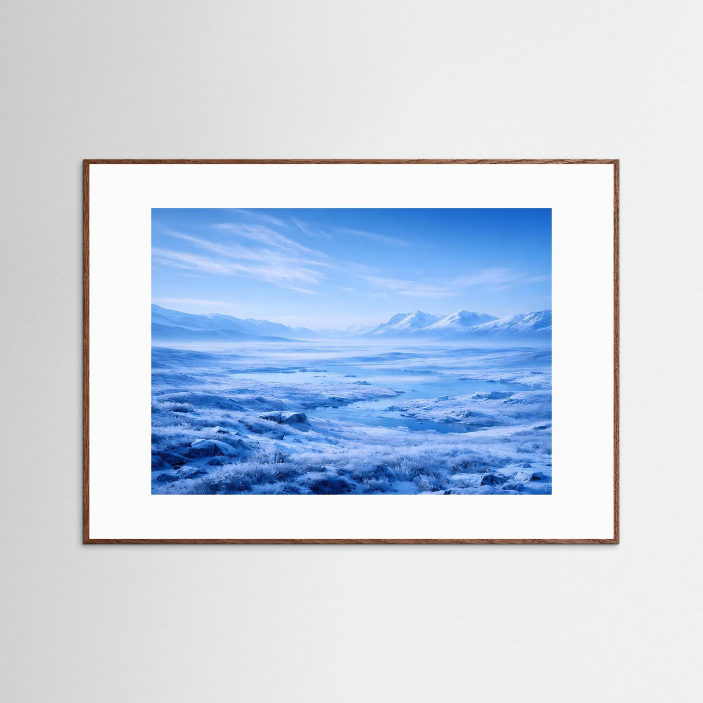 Naturposter Querformat mit blauem Bergpanorama im Nebel, dunkelbraune Holzrahmung