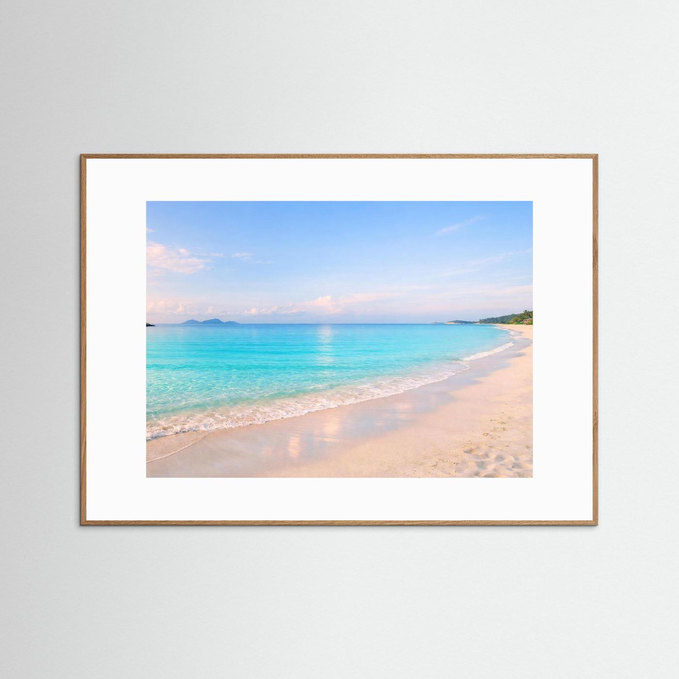 Panorama-Poster im dunkelbraunen Holzrahmen: tropischer Strand und türkisfarbenes Meer.