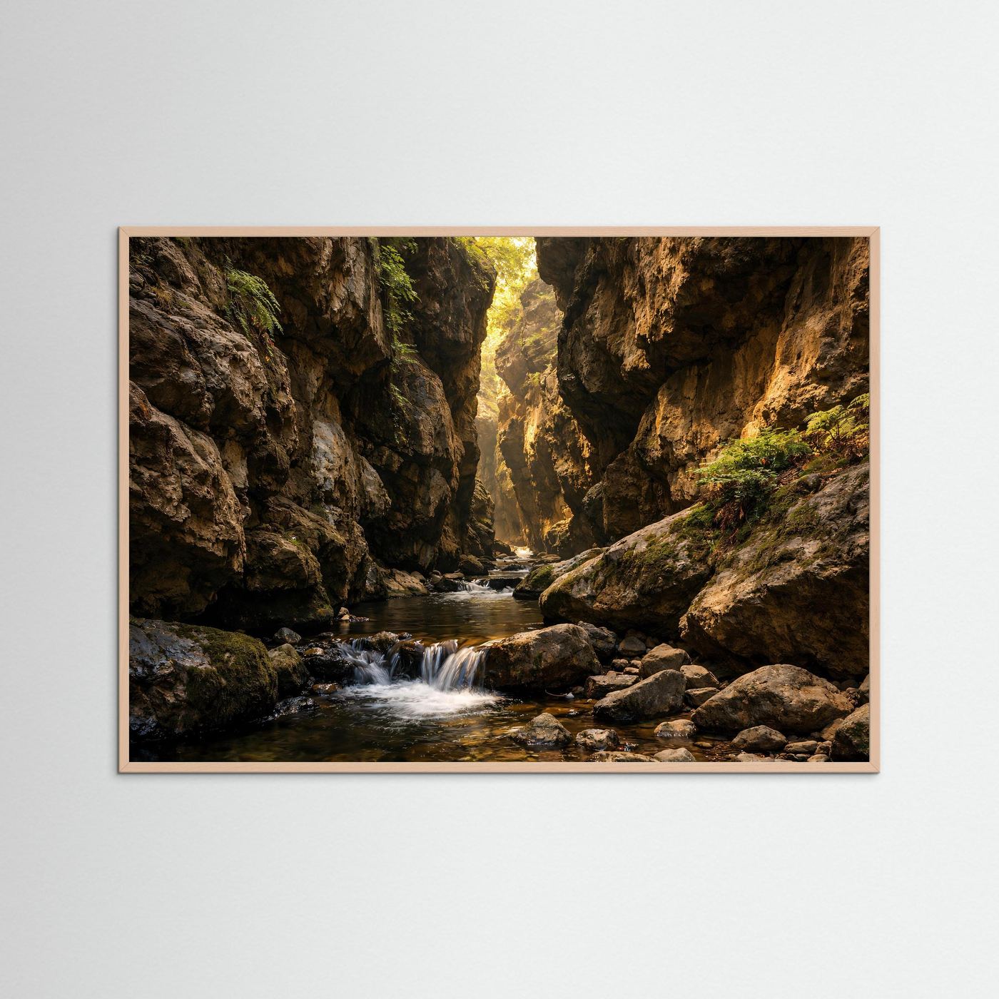 Panorama-Poster Schlucht und Bach, rosafarbenes Holzrahmen