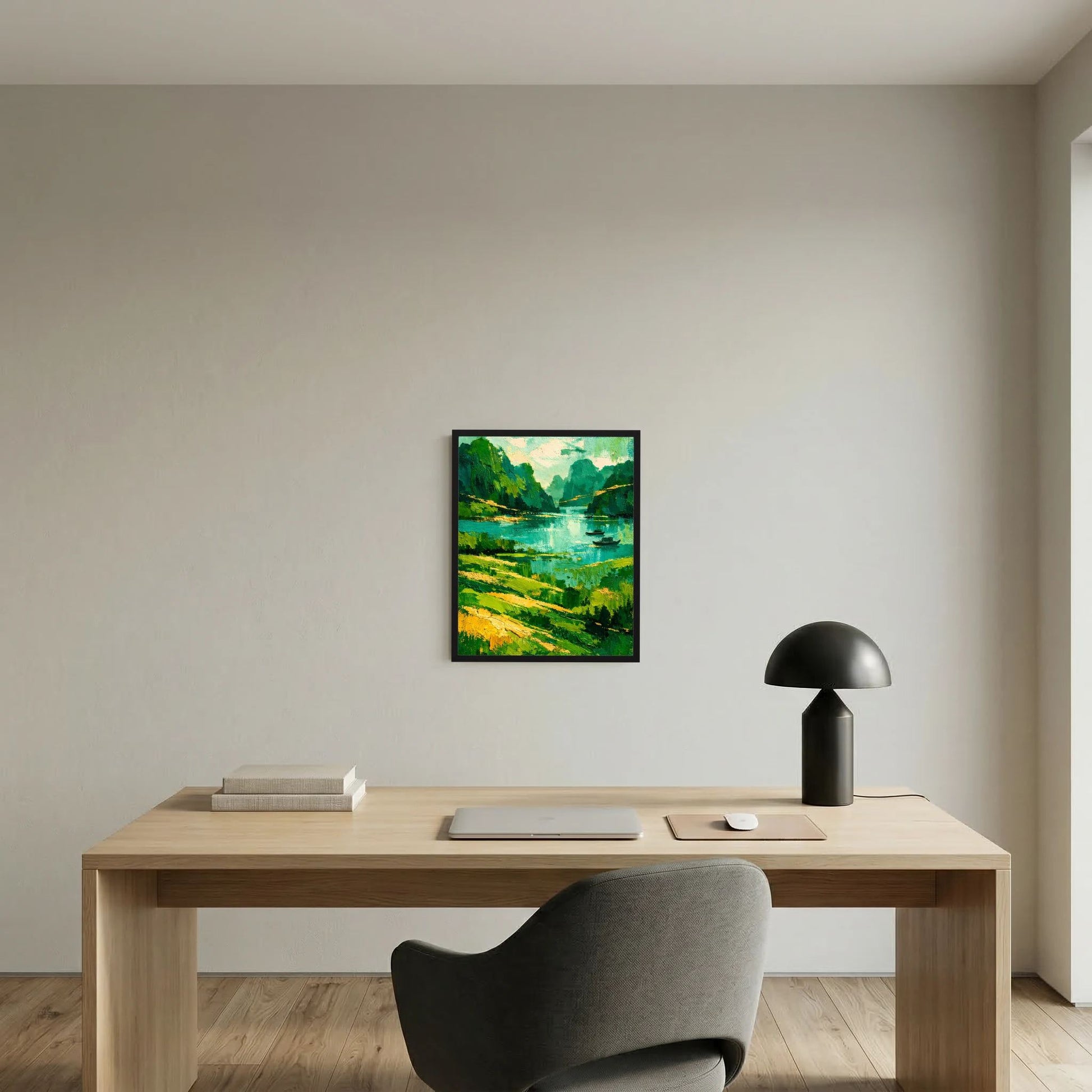 Abstraktes grünes Flusslandschaft-Poster mit Booten im schwarzen Rahmen, an der Wand