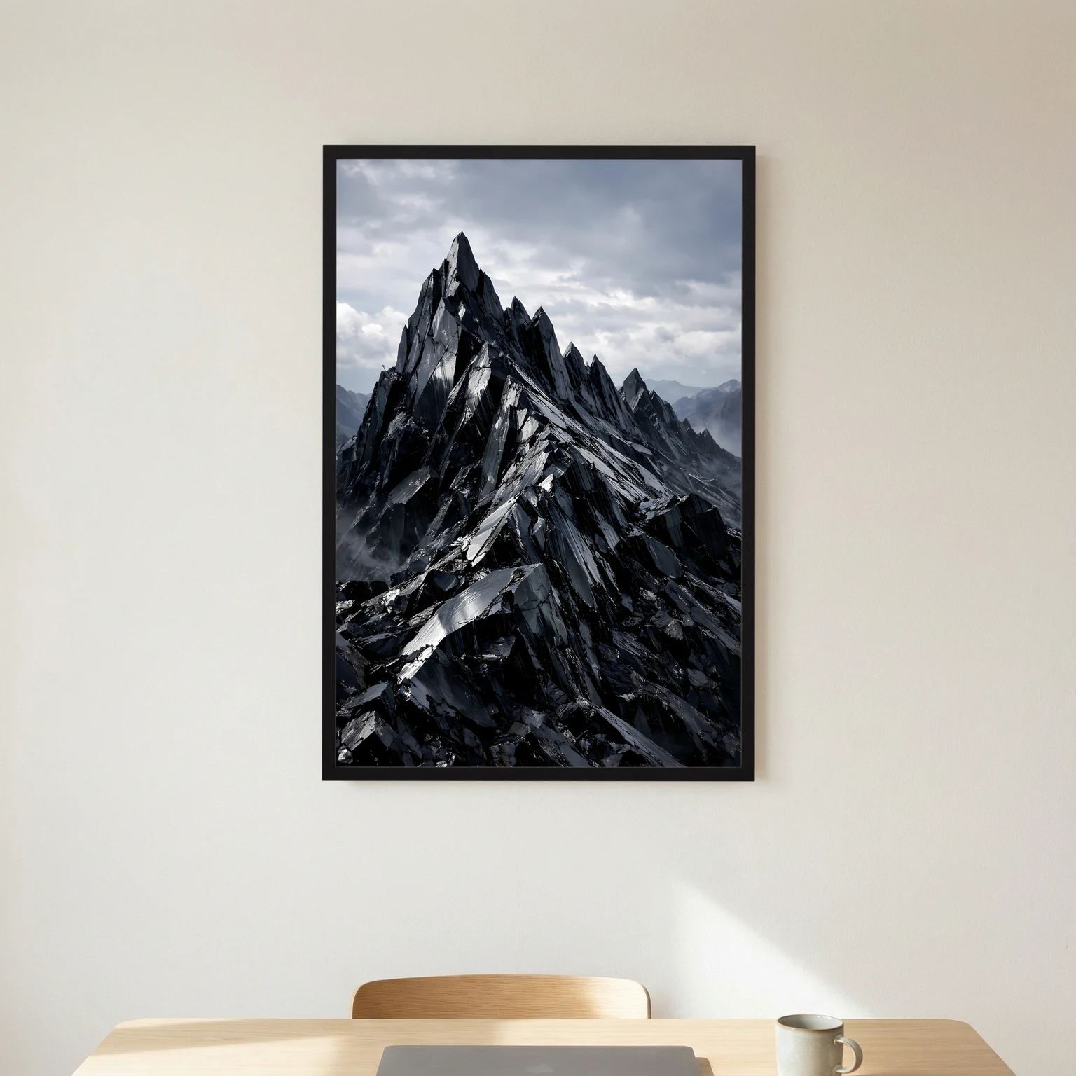 Wandbild-Poster mit schwarzem Rahmen und Kristallbergmotiv in Schwarz-Grau, Hochformat.