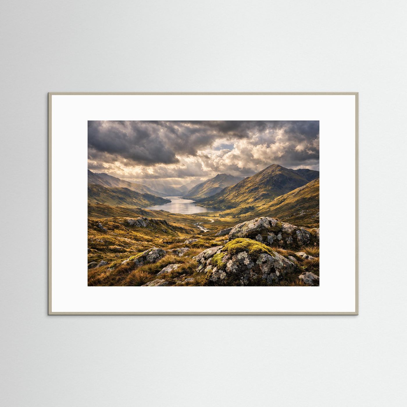 Dramatisches Schottisches Gebirgstal im Sonnenlicht | Panorama Highlands & Natur Poster Querformat