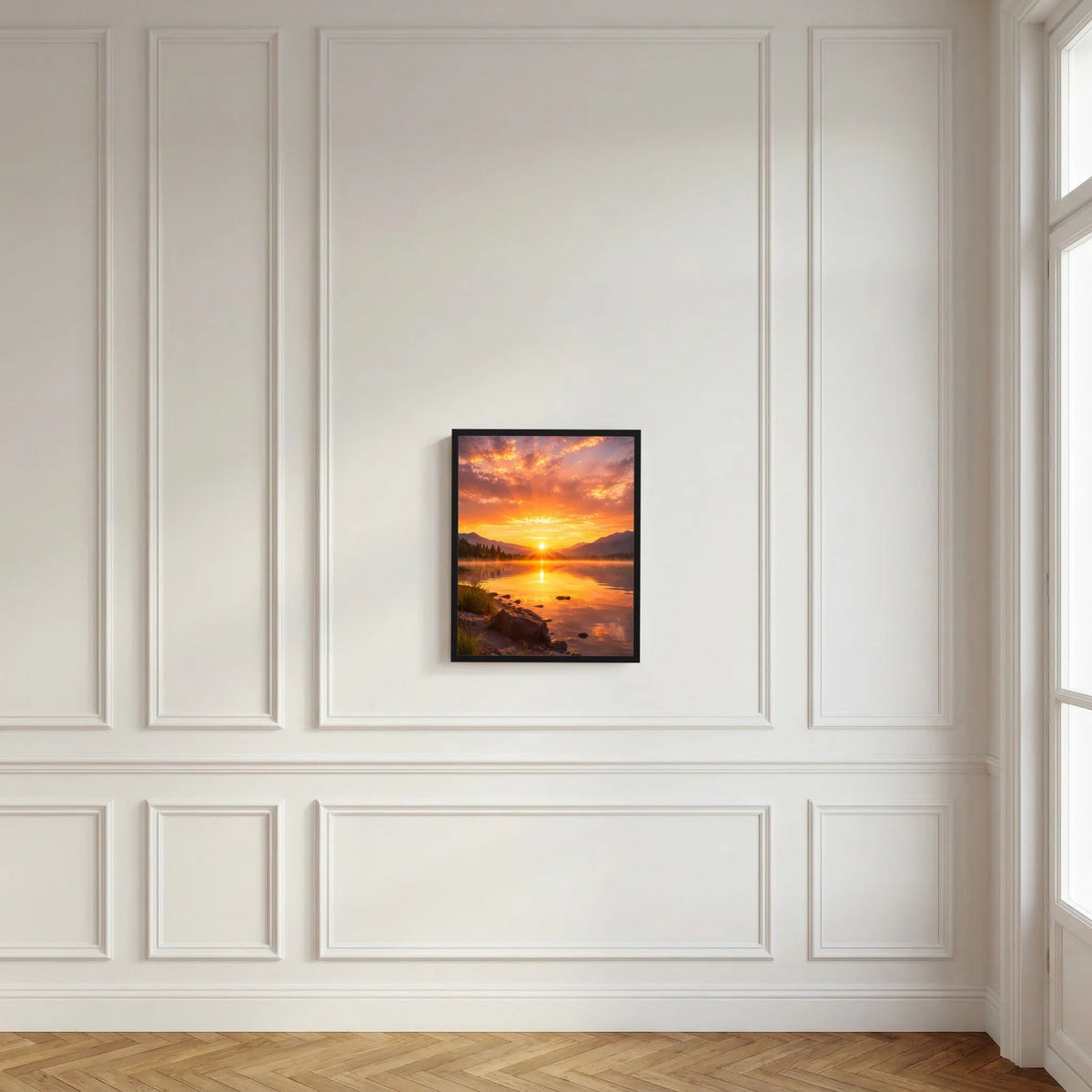 Gerahmtes Poster im Hochformat mit Sonnenuntergang am Bergsee und goldener Lichtlinie