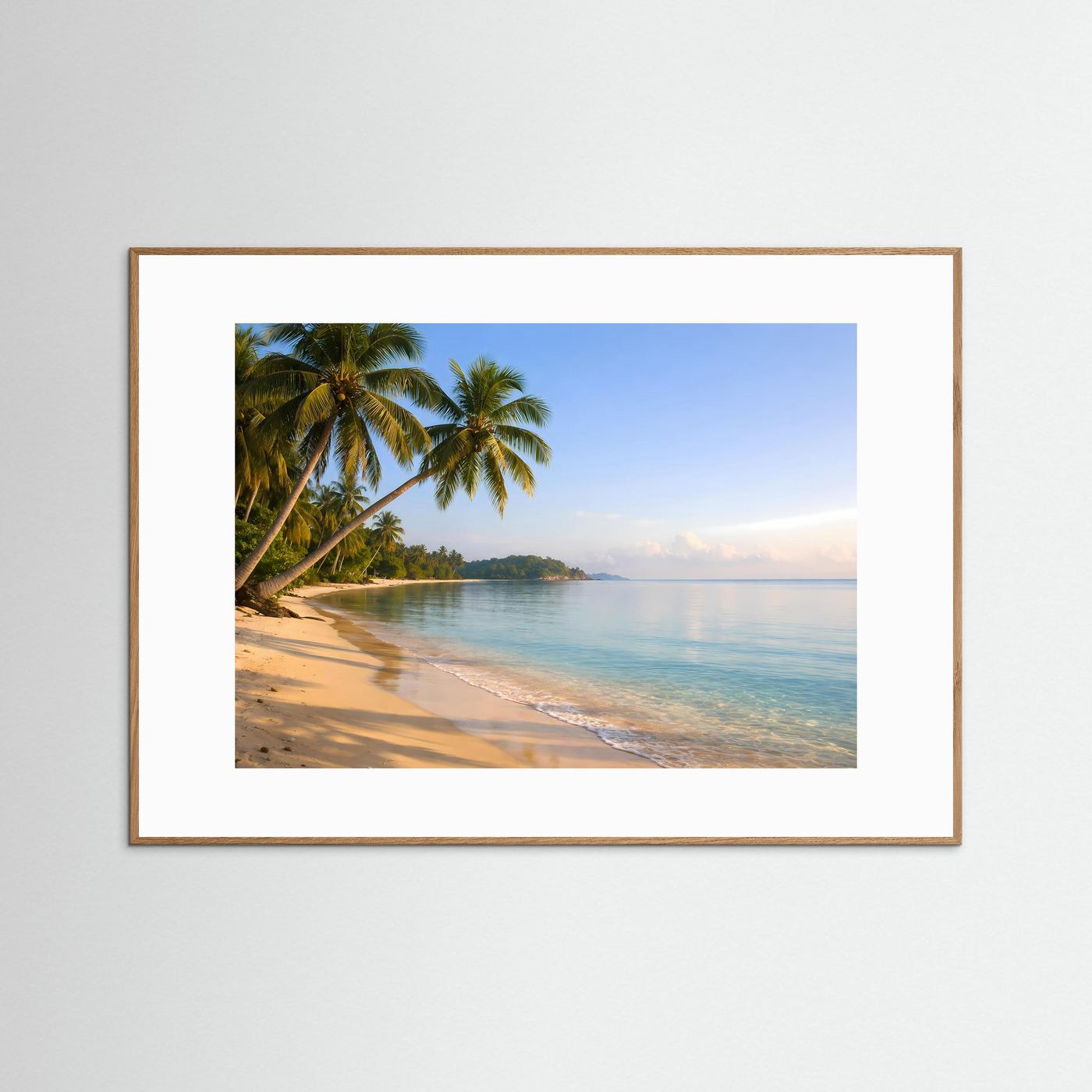 Panorama-Strandmeer-Poster mit Palmenstrand und Meereslinie, hellbrauner Rahmen