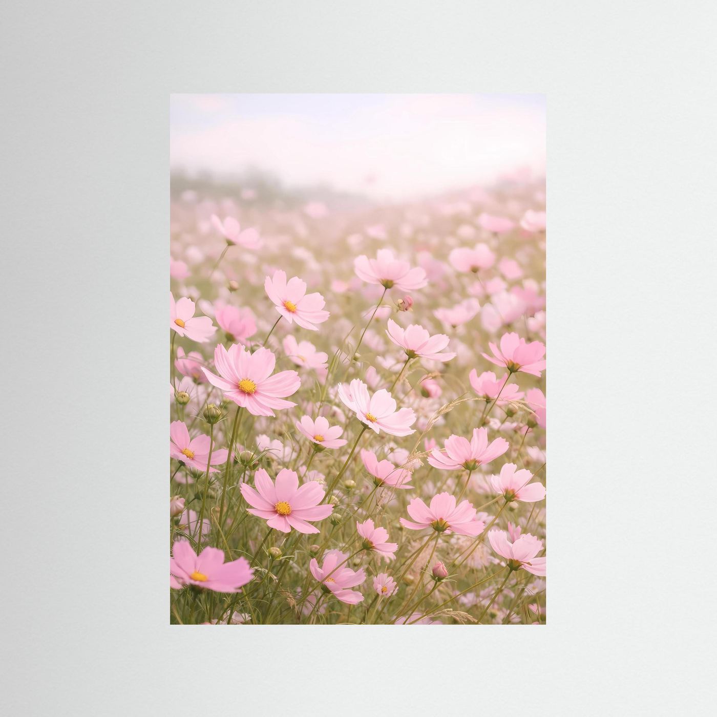 Hochformatiges Wildblumen-Poster mit rosa Kosmeen und zartem Pastellhimmel