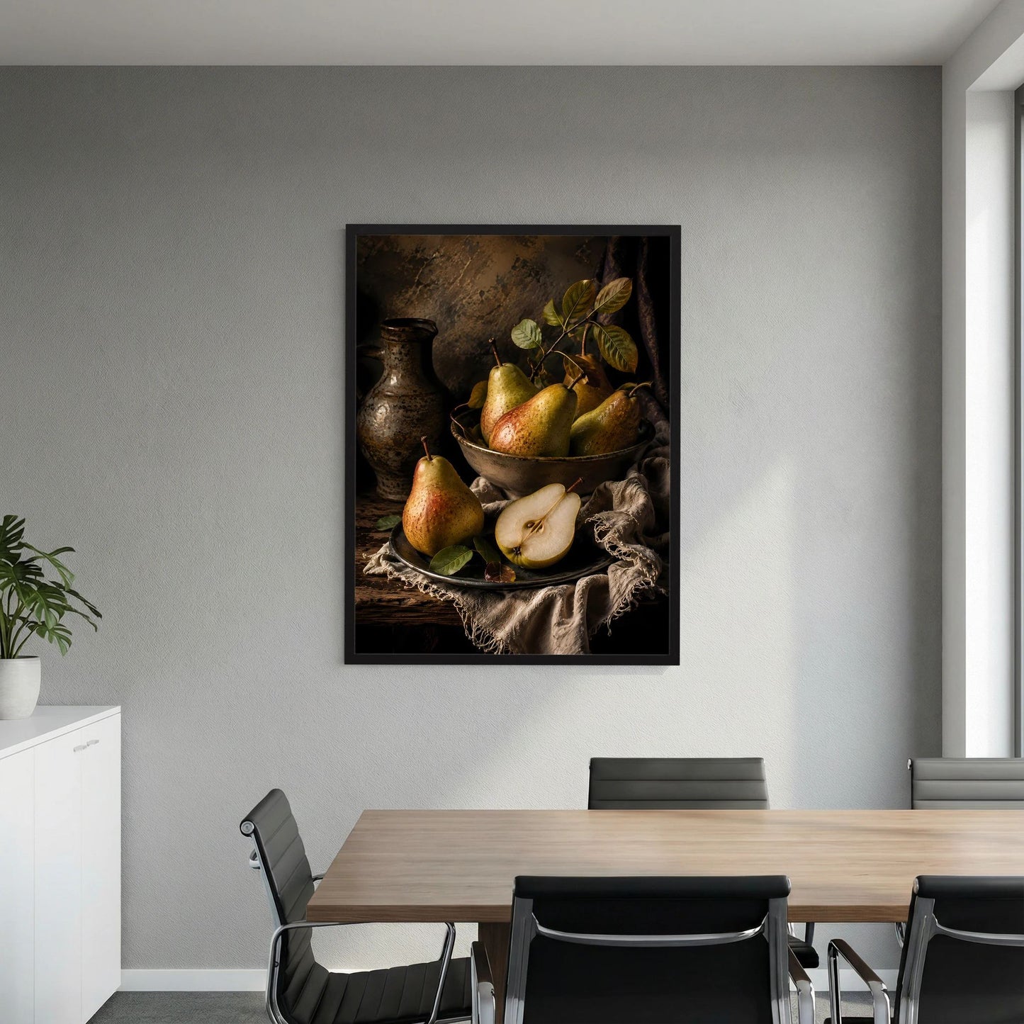 Gerahmtes Poster mit Birnen, Keramikkrug und angeschnittenem Stück auf Stoffdecke