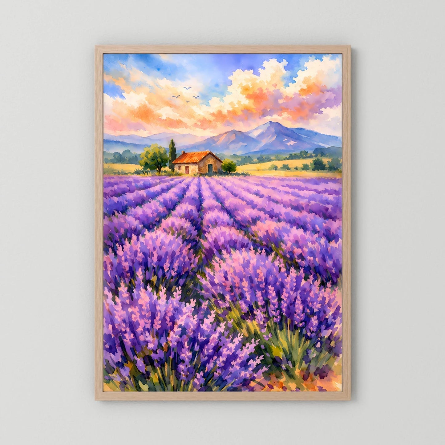 Poster im Hochformat mit hellbraunem Holzrahmen, Lavendelfeld, Haus und Bergkulisse