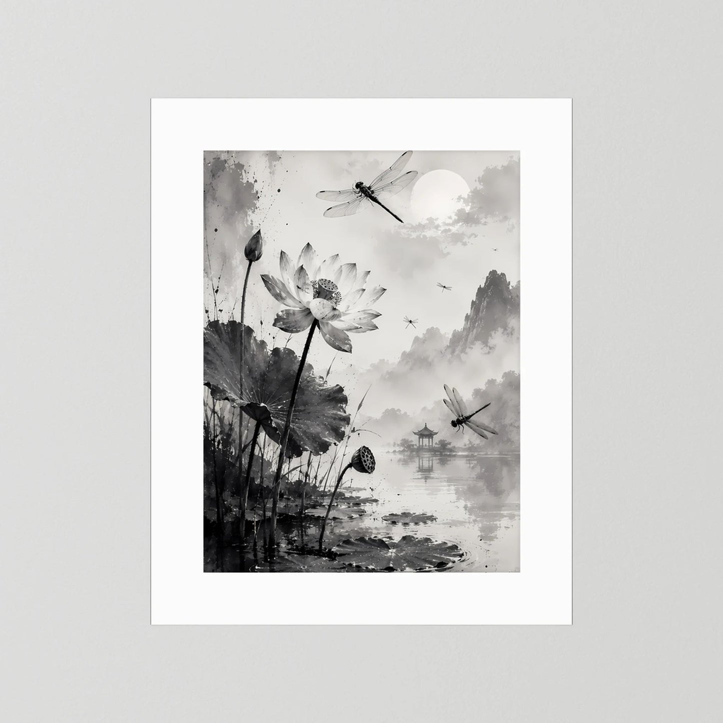 Hochformat-Poster mit weißem Rand und Tuschemotiv: Lotusblüten und Libellen