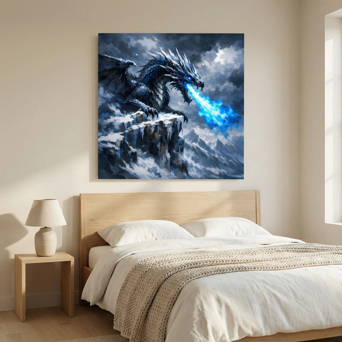 Leinwand-Wandbild: Eisdrache auf Felsvorsprung, blaues Licht aus dem Maul im Sturm
