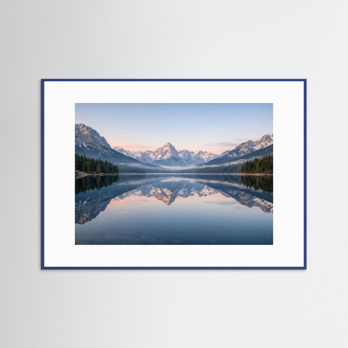 Alpen-Panorama-Poster im blauen Rahmen, Spiegelsee mit Bergen