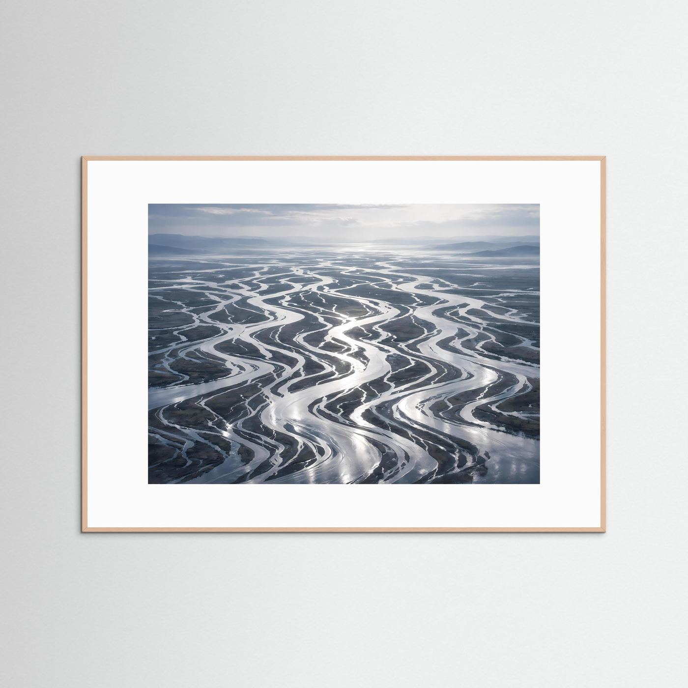 Gerahmtes Wandposter mit Flussdelta in Vogelperspektive, weiße Umrandung