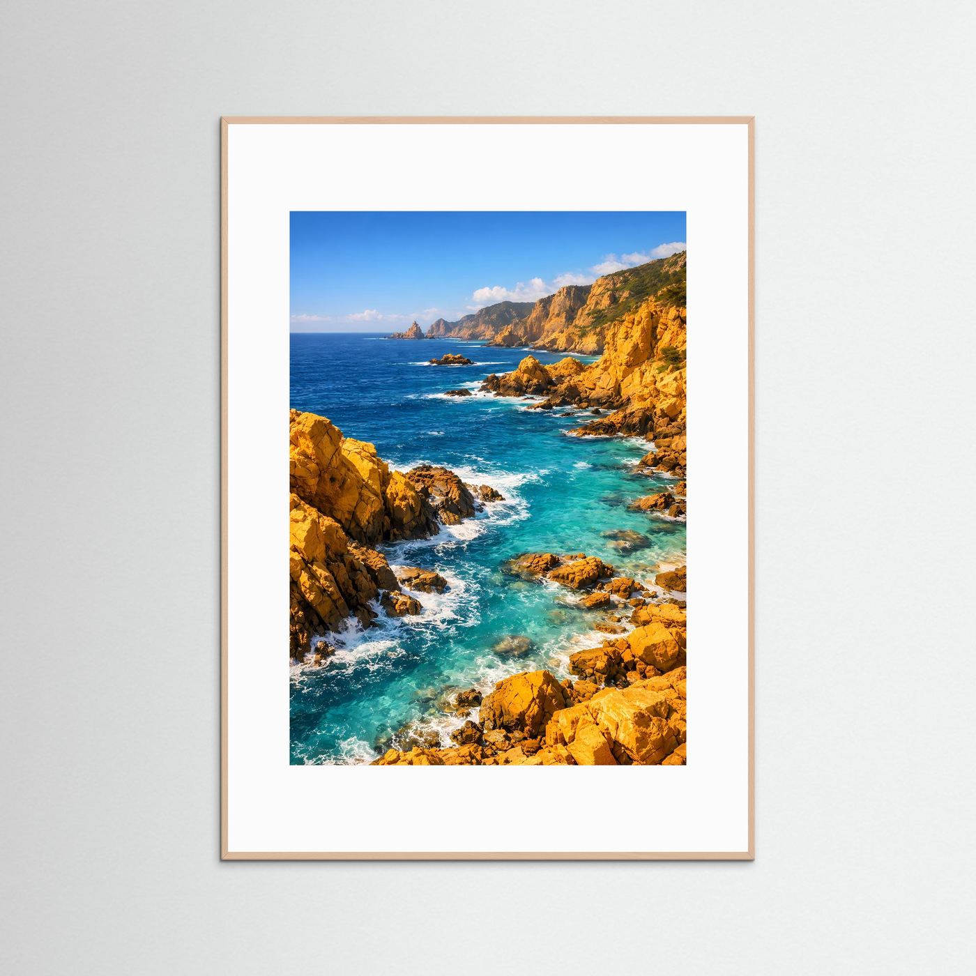 Mediterranes Klippen-Poster im weißen Rahmen mit türkisfarbenen Wellen und Felsküste