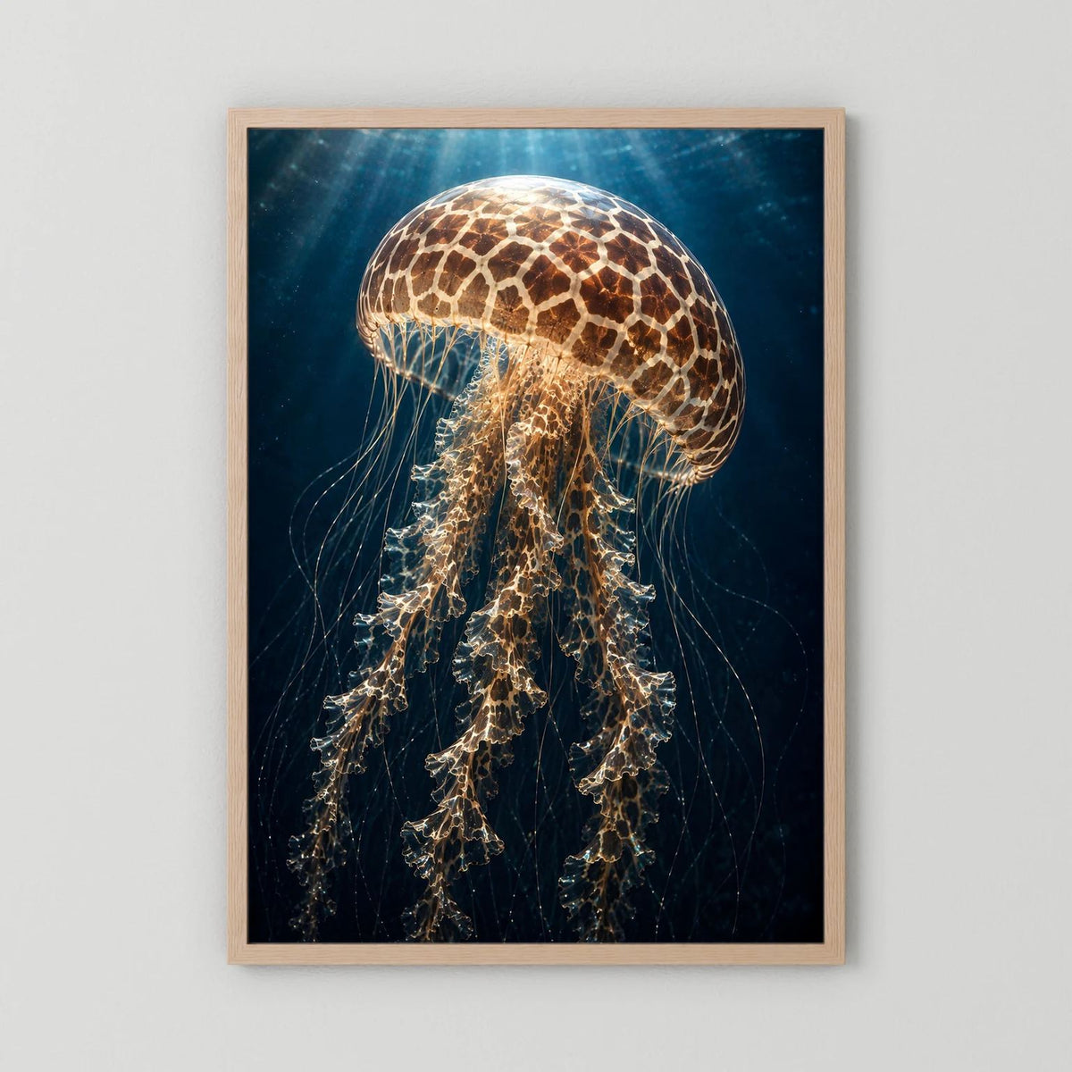 Poster im Hochformat mit leuchtender Qualle, brauner Holzrahmen