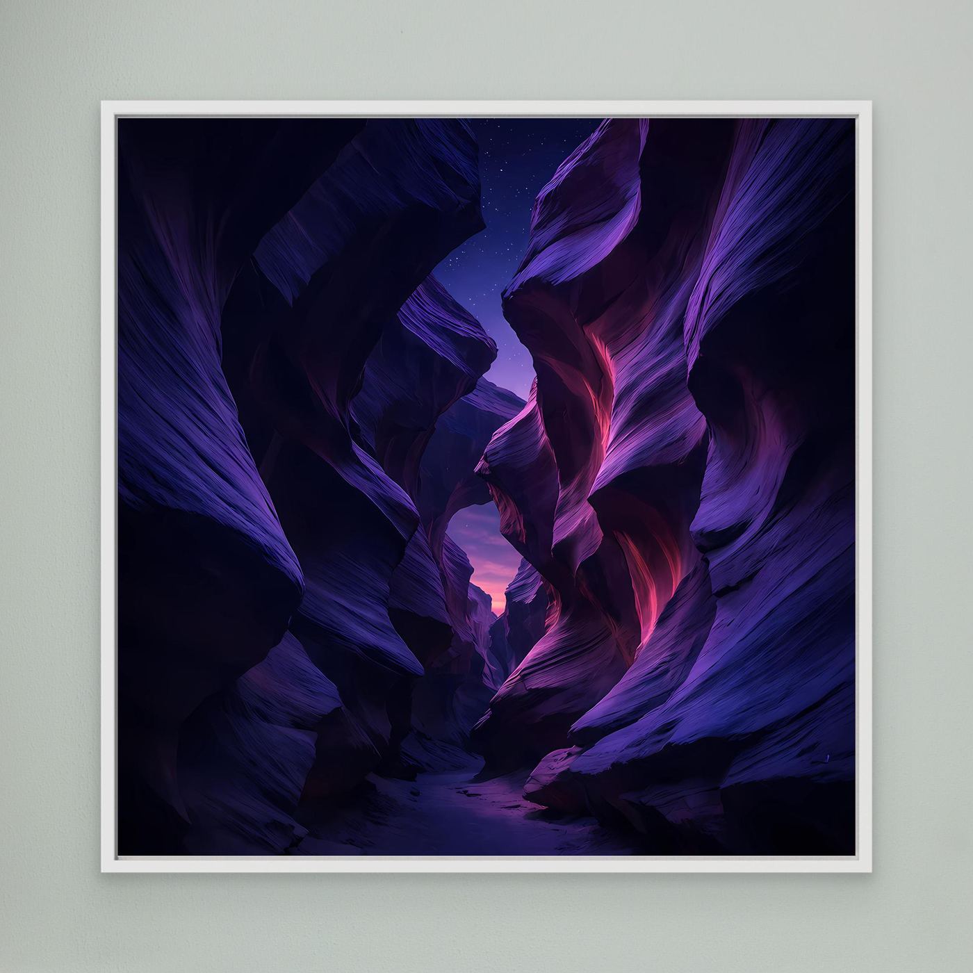 Leinwandbild mit violettem Canyon-Motiv, dunkle Schlucht, weißer Rahmen