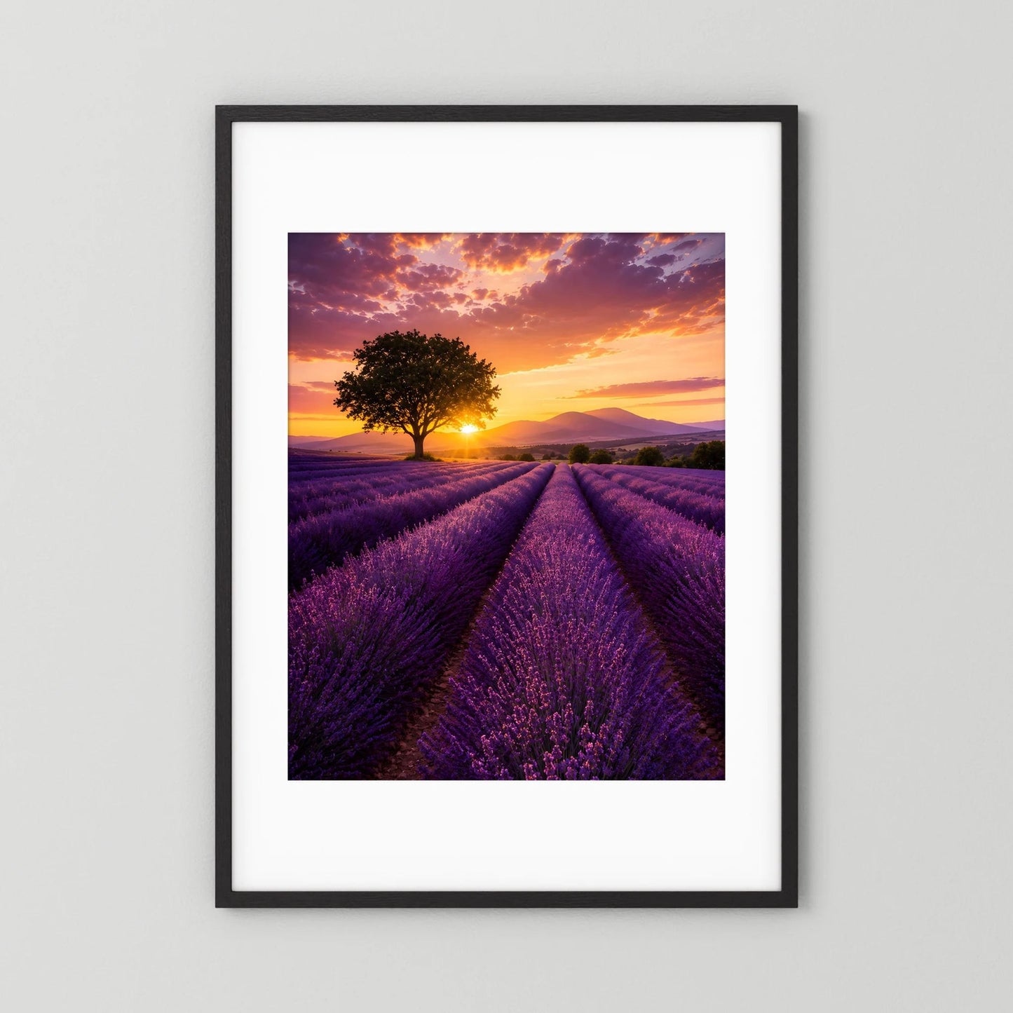 Naturposter im Hochformat mit Lavendelfeld bei Sonnenuntergang, schwarzer Rahmen