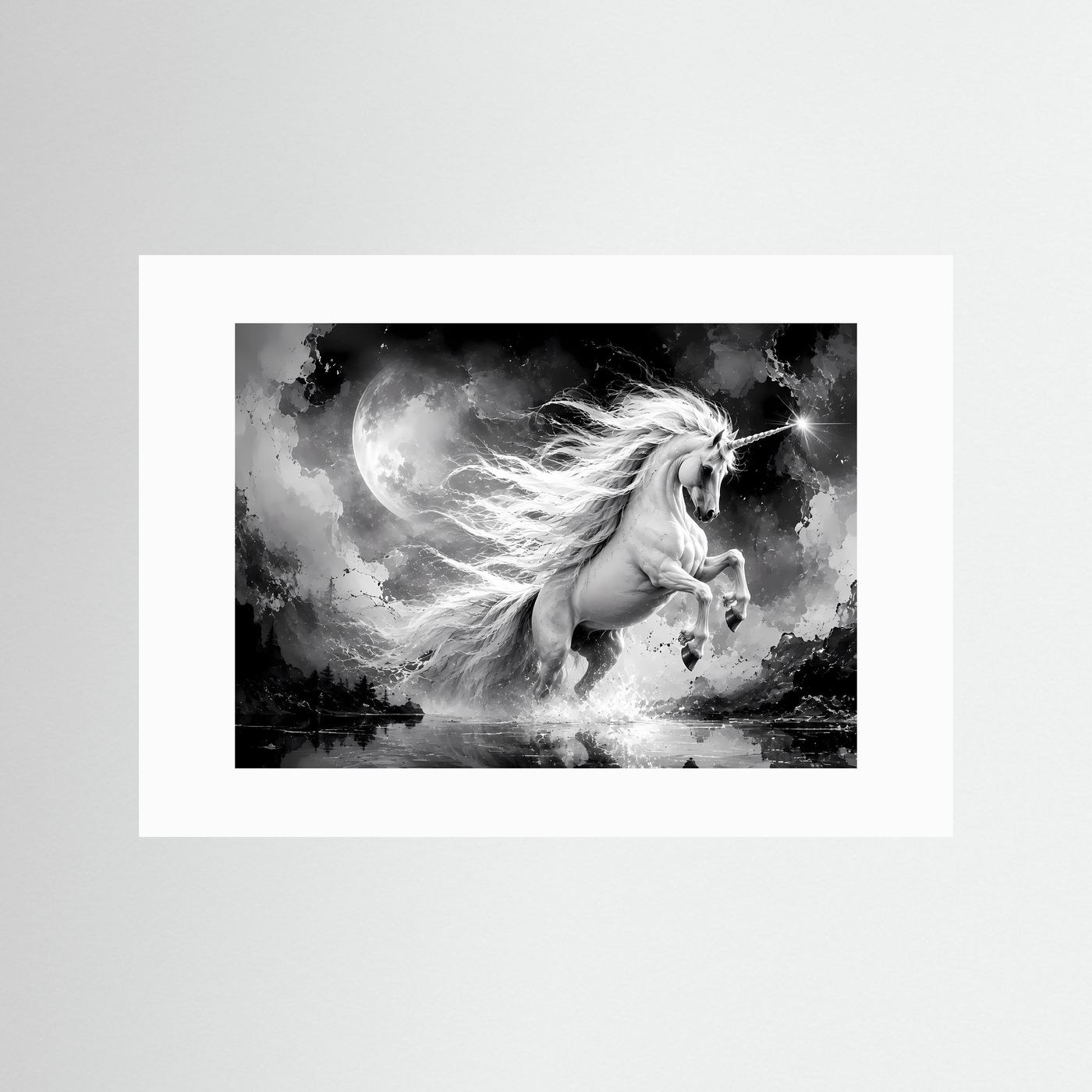Wandkunst Einhorn im Mondlicht mit weißem Passepartout, schwarzweiße Fantasy-Darstellung