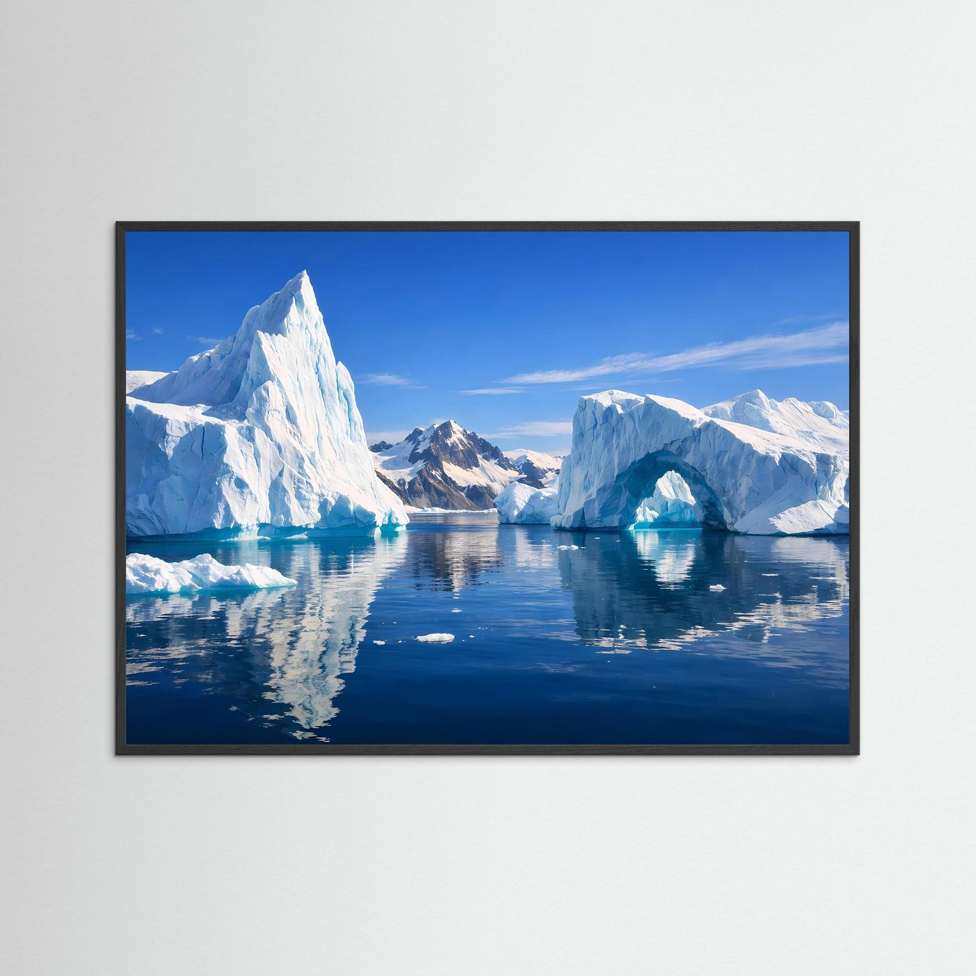 Poster mit Eisbergpanorama im Eismeer, schwarzer Rahmen, Querformat