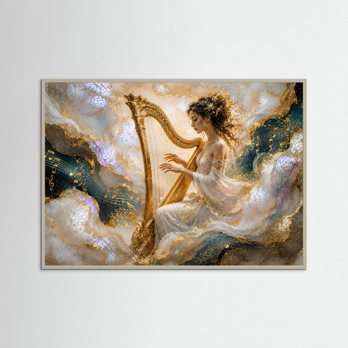 Querformat-Poster mit Harfenspielerin an der goldenen Harfe, weißes Kleid, hellbrauner Rahmen