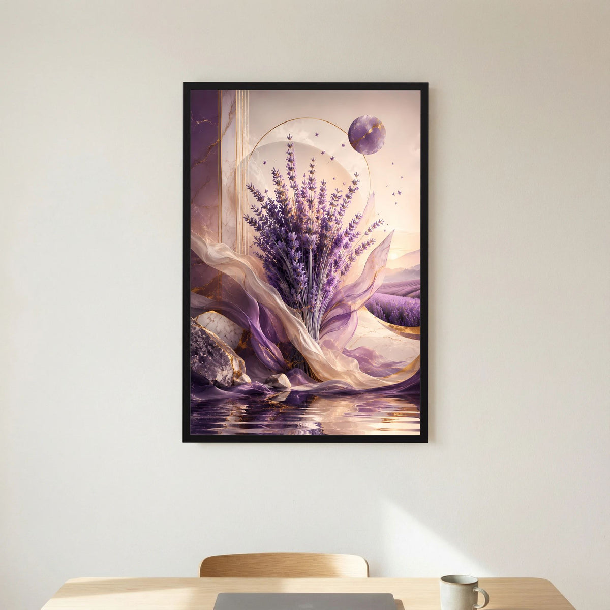 Hochformat-Poster mit Lavendelstrauß, violetten Nuancen, goldfarbenen Akzenten und Violettkugel im schwarzen Rahmen