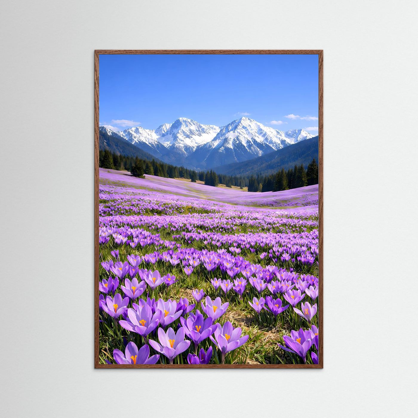 Krokus-Landschaftsposter im Hochformat mit braunem Holzrahmen, lila Wiese, Berge