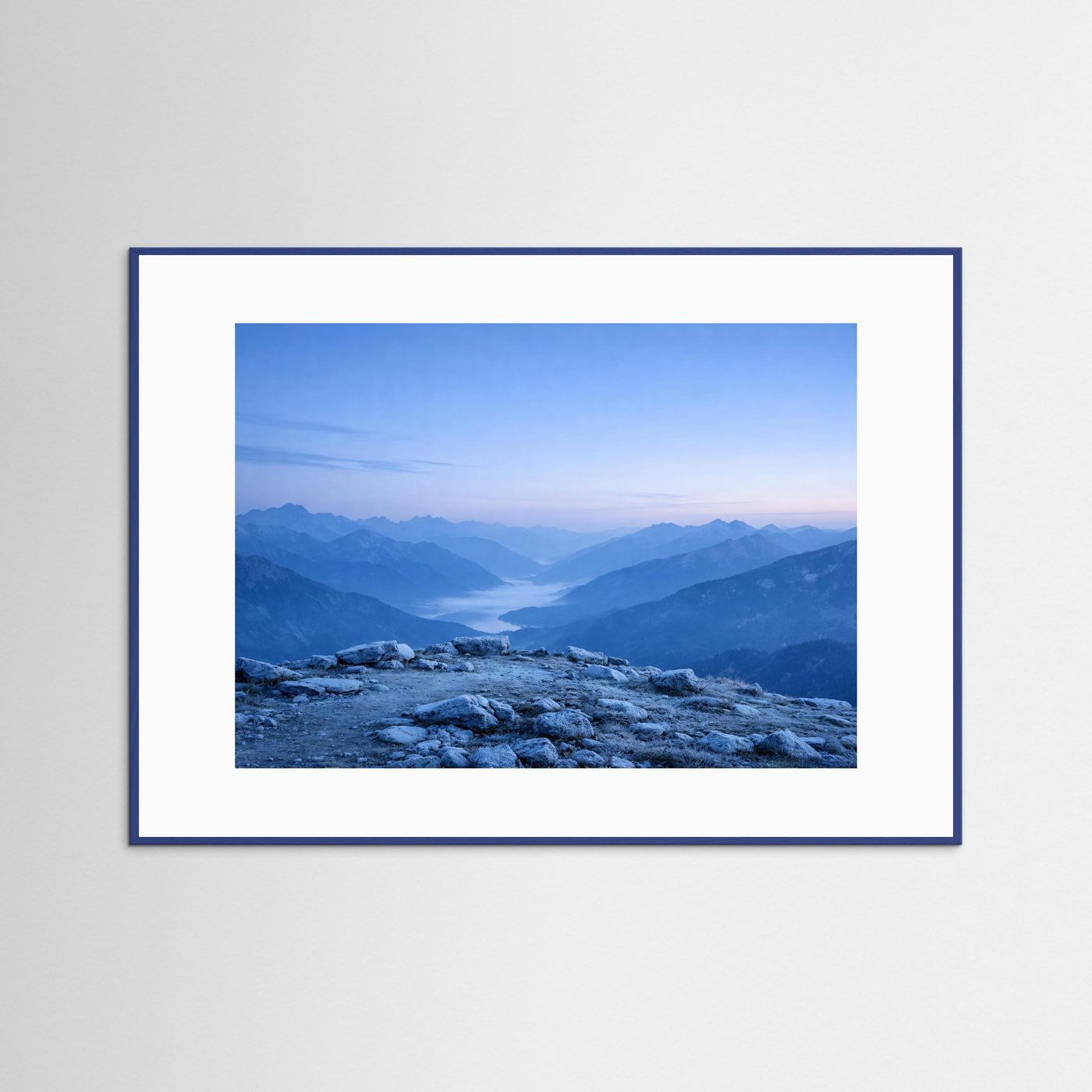 Bergpanorama-Poster mit winterlichem Felsgrat, blauem Rahmen und weißem Passepartout