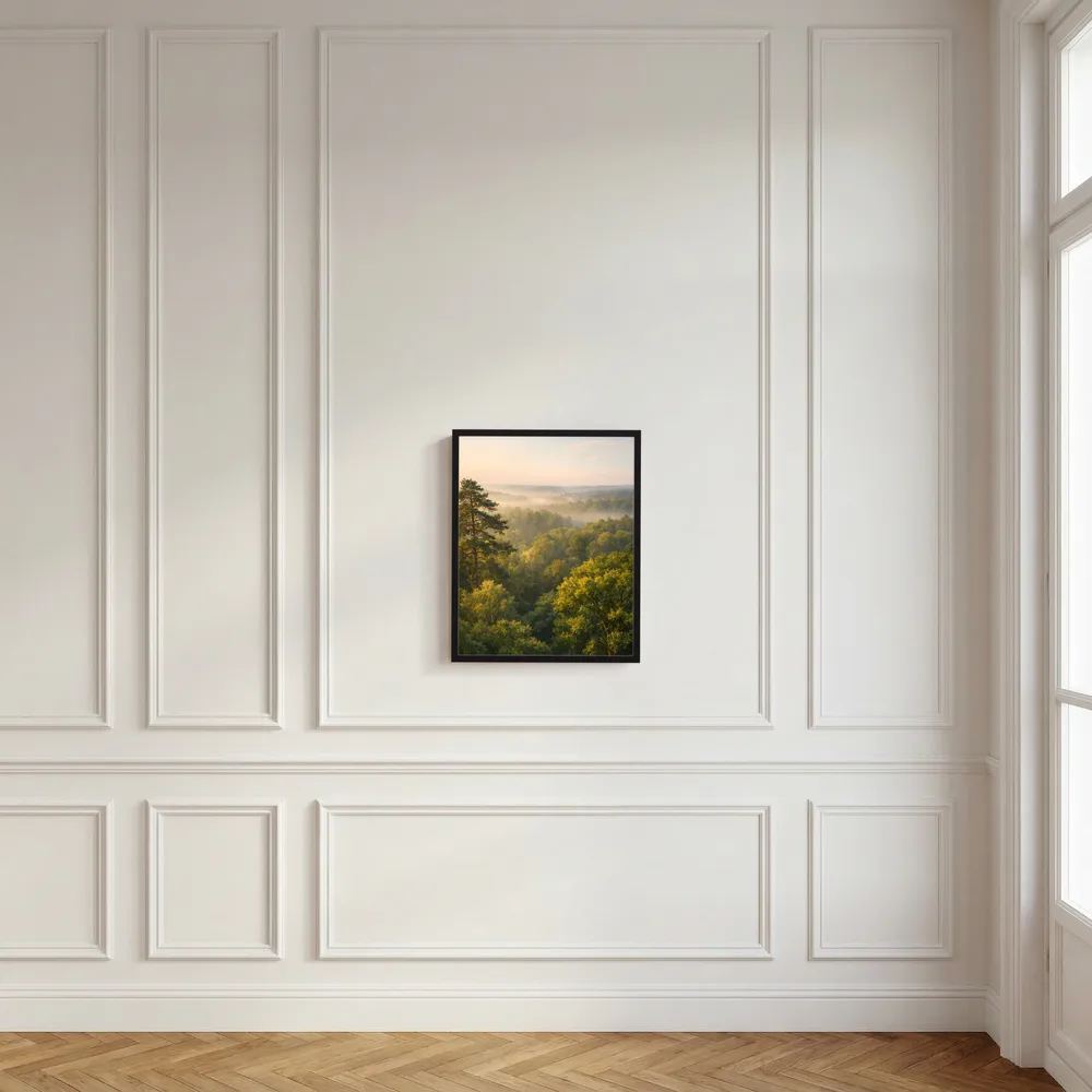 Hochformatposter im schwarzen Rahmen mit Waldlandschaft und goldenem Morgenhimmel