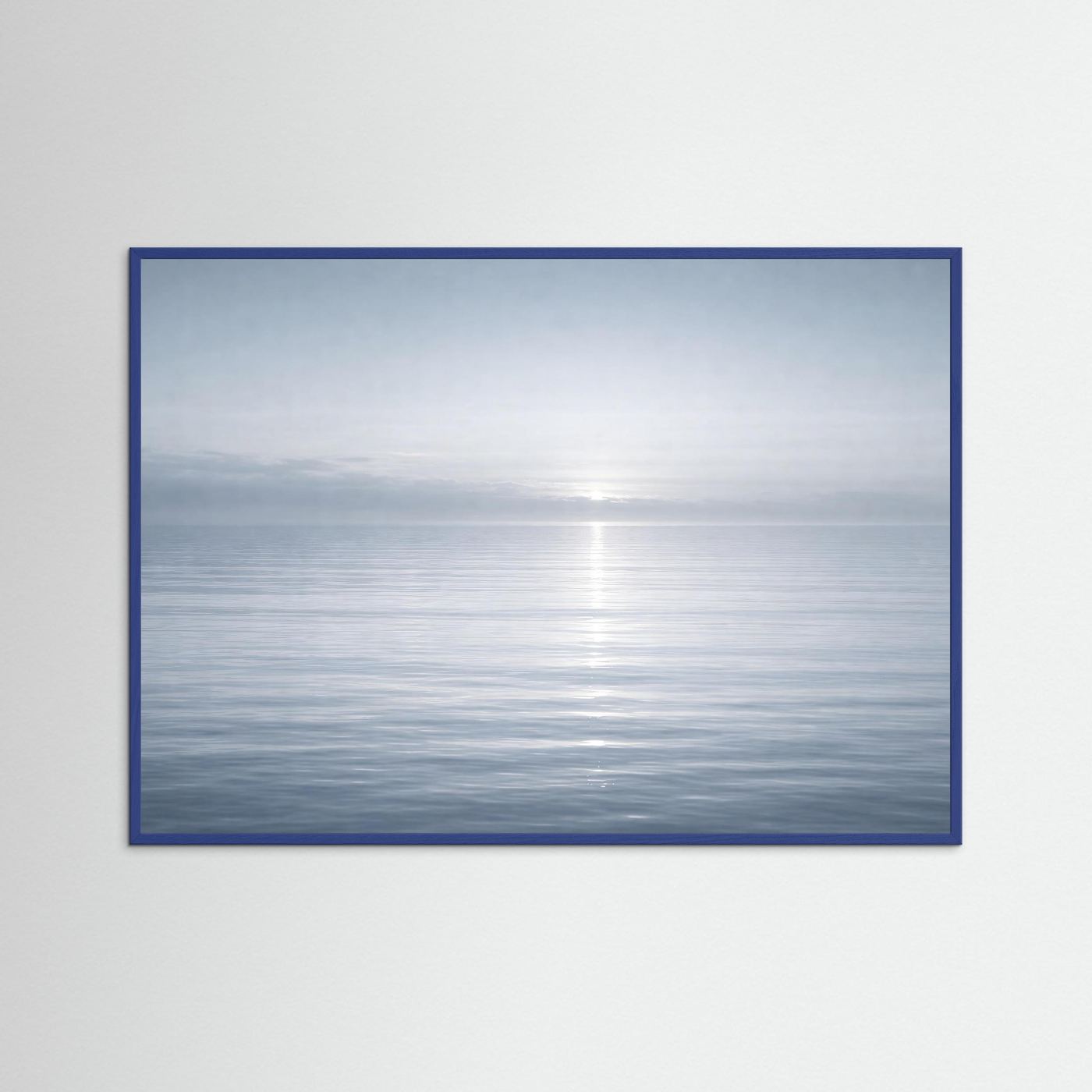 Meerpanorama-Poster im blauem Rahmen mit nebligem Horizont, Querformat