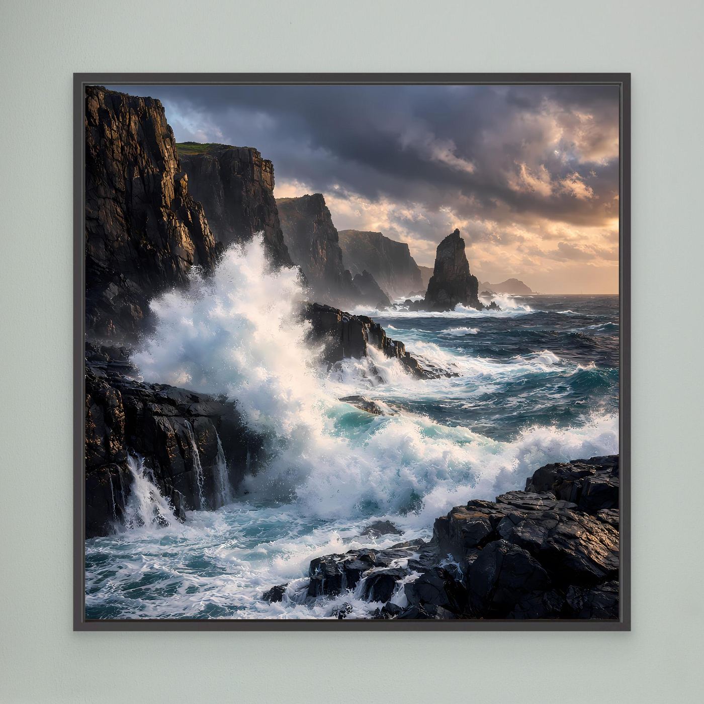 Leinwandbild mit Klippen und aufschäumenden Wellen am Meer, schwarzer Rahmen