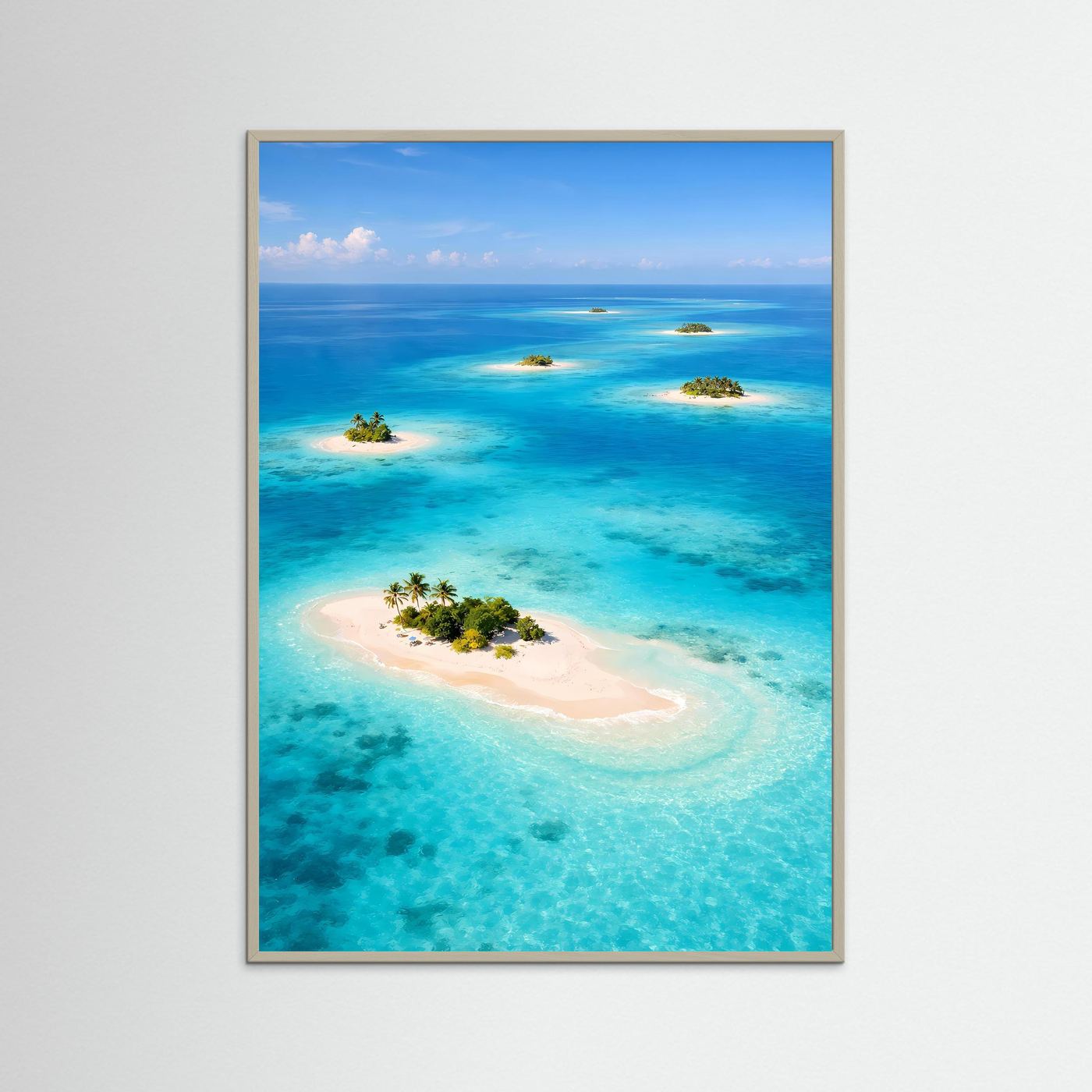 Hochformat-Poster mit türkisblauem Meer und Sandinseln im hellbraunen Holzrahmen