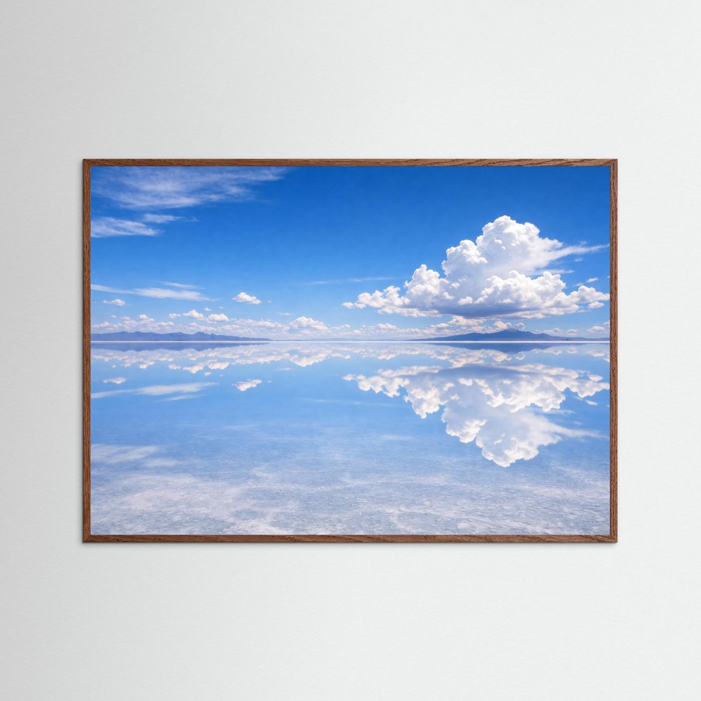 Poster im Querformat mit naturfarbenem Holzrahmen: blauer Himmel, weiße Wolken, Spiegelung