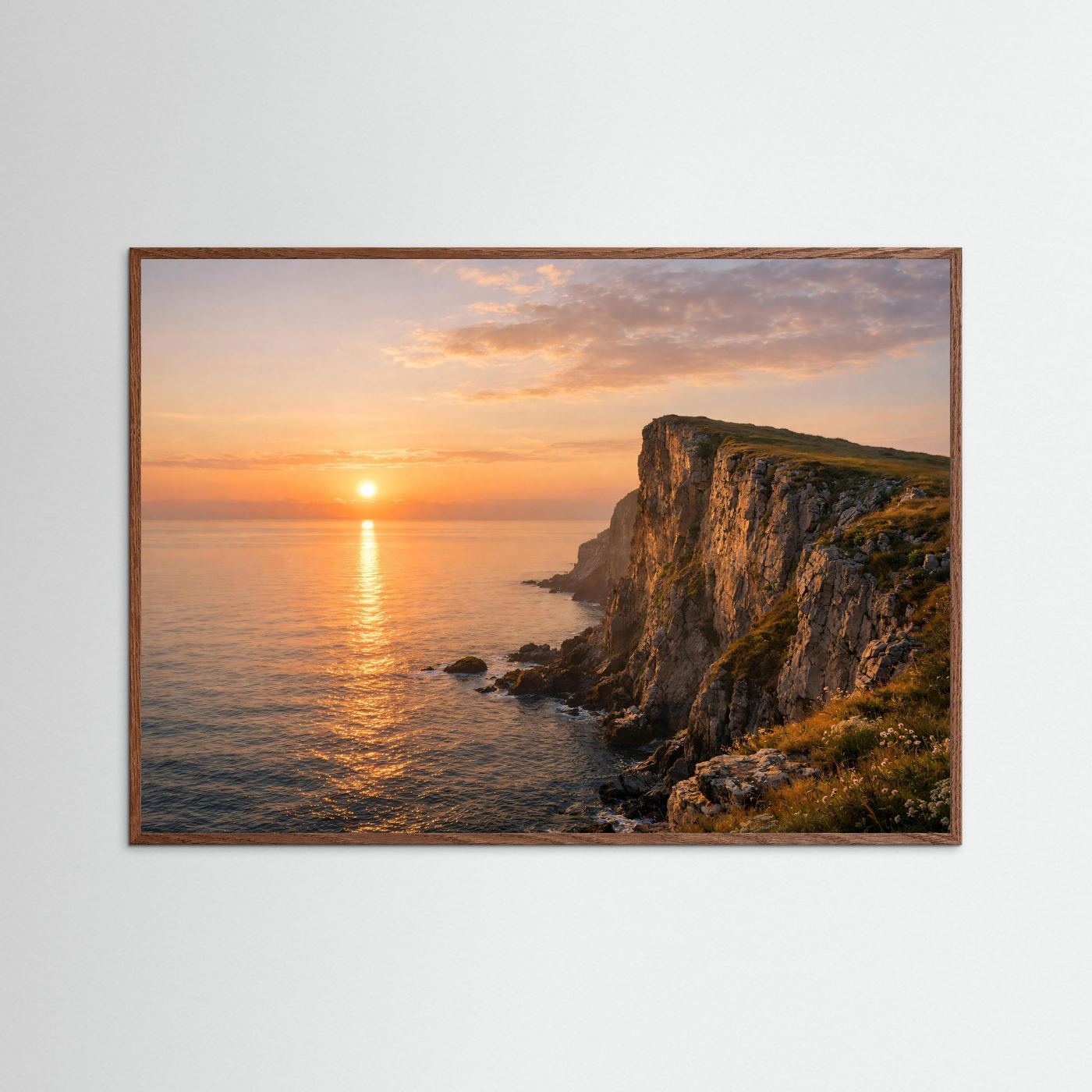 Panorama-Poster mit Klippen und Meer bei Sonnenuntergang, dunkler Eichenrahmen