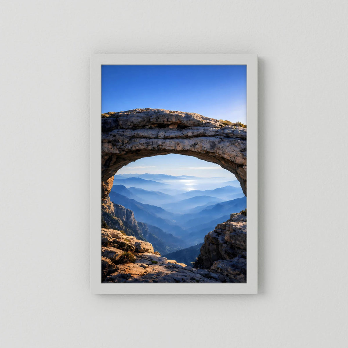 Hochformatiges Poster im weißen Passepartout mit Felsbogen und Berglandschaft