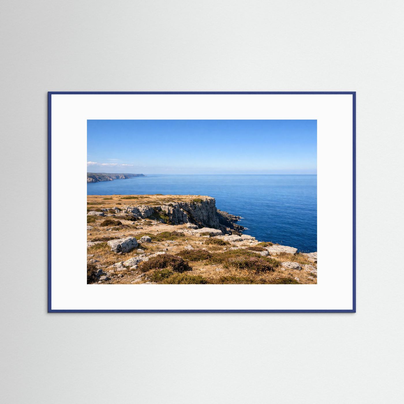 Küstenposter mit Steilküste und Meer, blauer Rahmen