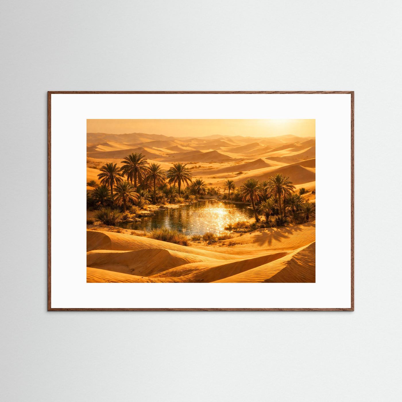 Wüstenpanorama-Poster mit Palmen und Oase im braunen Holzrahmen, Querformat