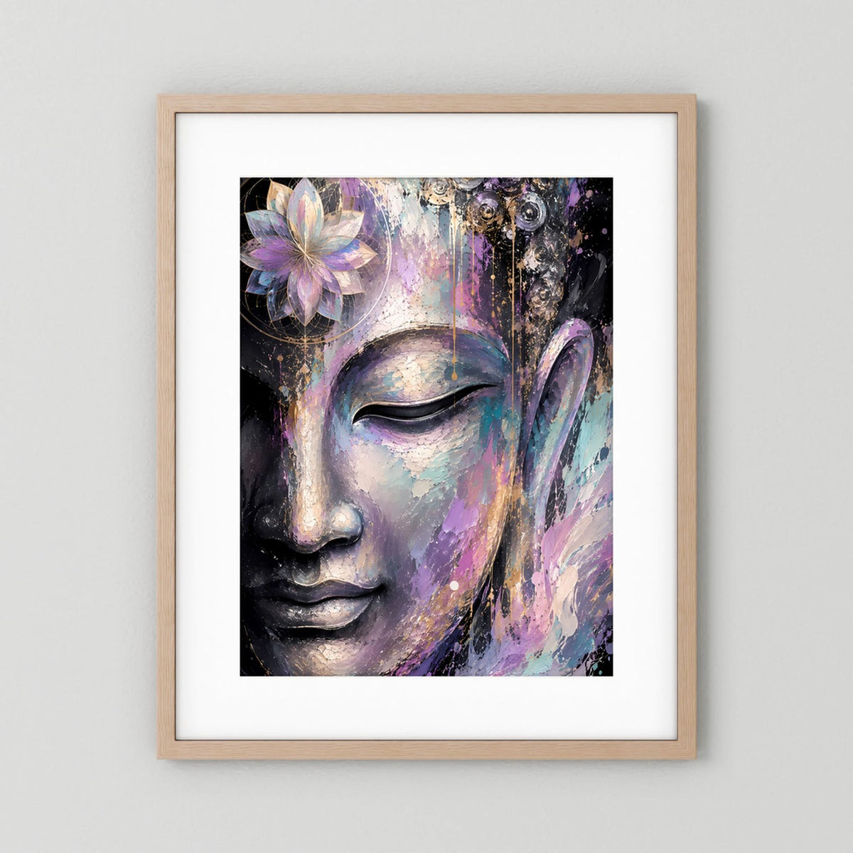 Kunstposter im hellen Holzrahmen mit weißem Passepartout: abstraktes Buddha-Gesicht