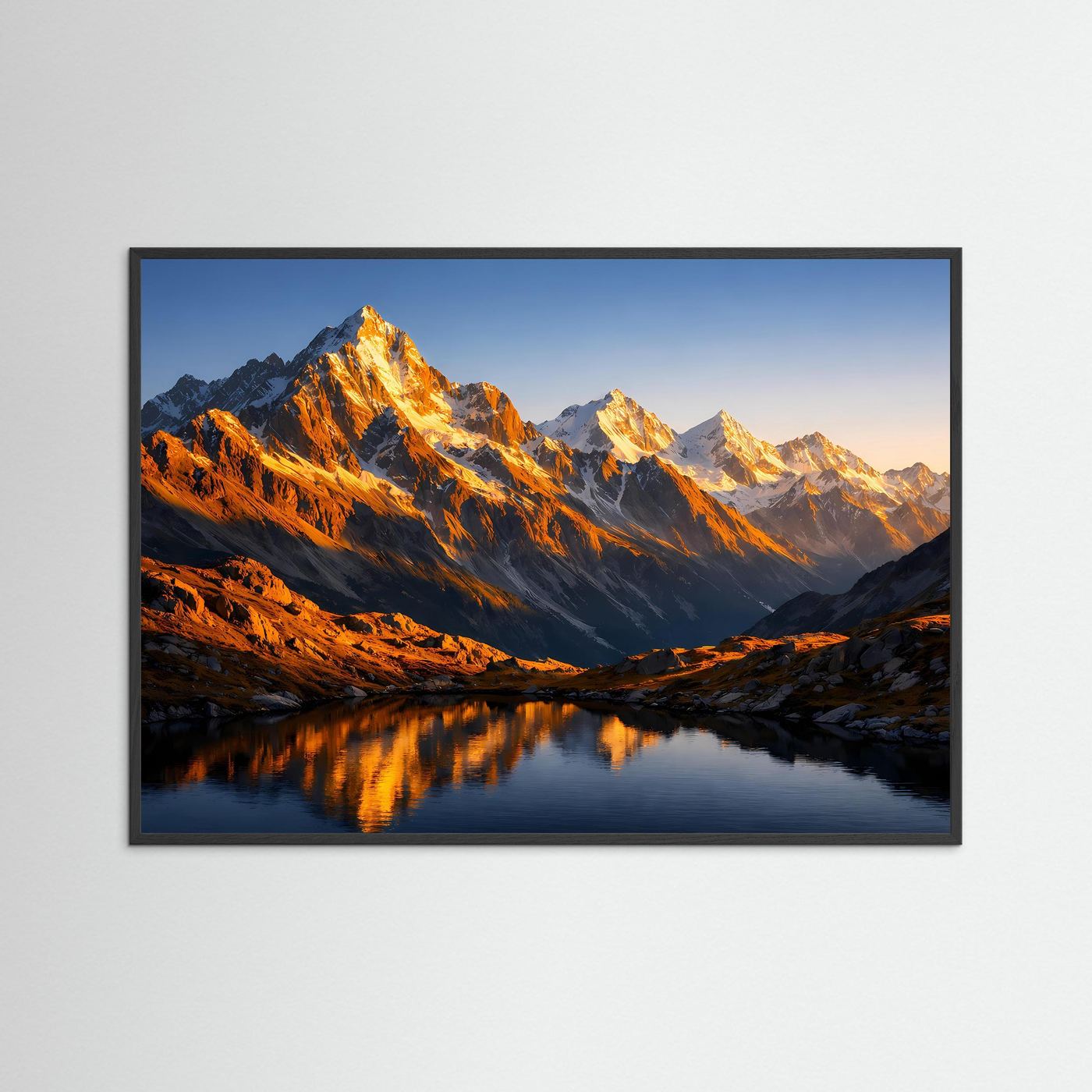 Horizontales Poster im schwarzen Rahmen mit Bergpanorama, goldenem Licht und Spiegelung im See