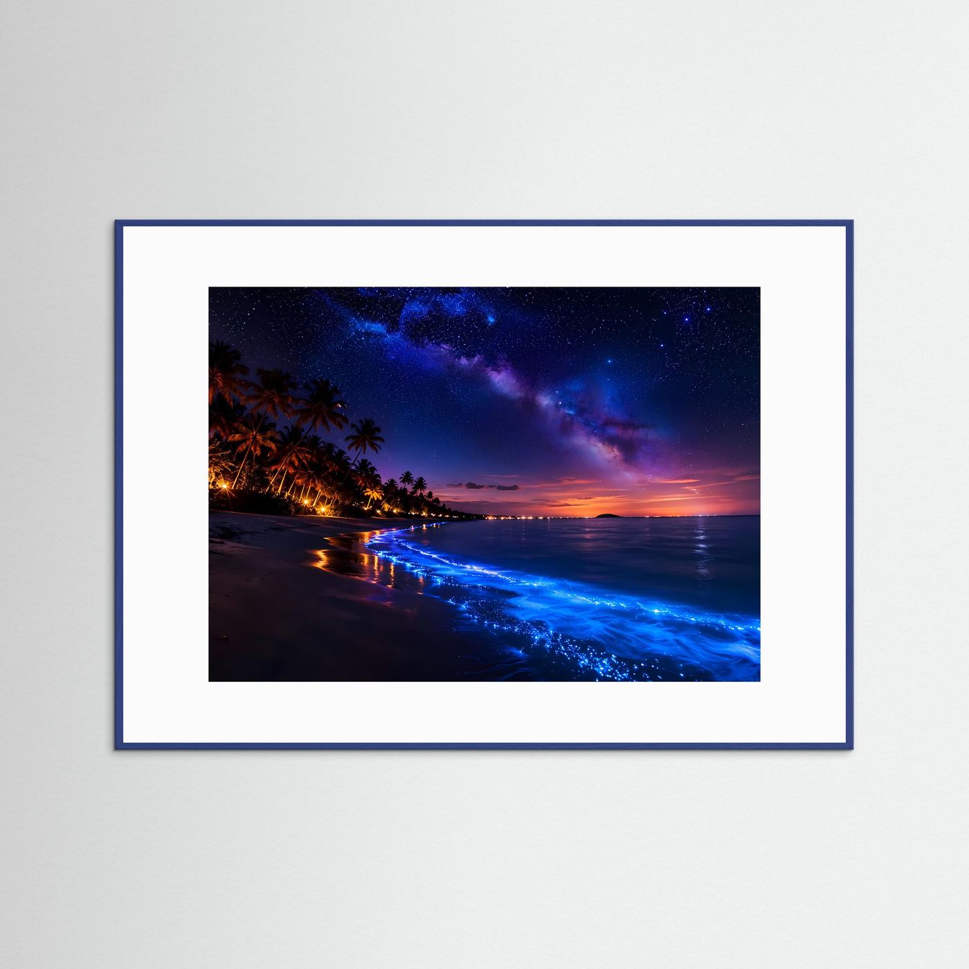 Gerahmter Kunstdruck mit Strand bei Nacht, blau leuchtender Brandung und Sternenhimmel; blauer Rahmen.