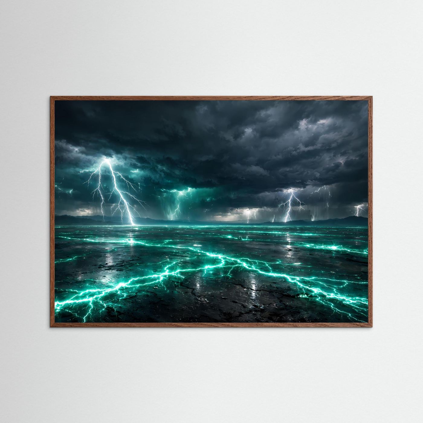Gewitter-Blitz-Poster mit braunem Holzrahmen, türkis leuchtende Blitze über nassem Fels