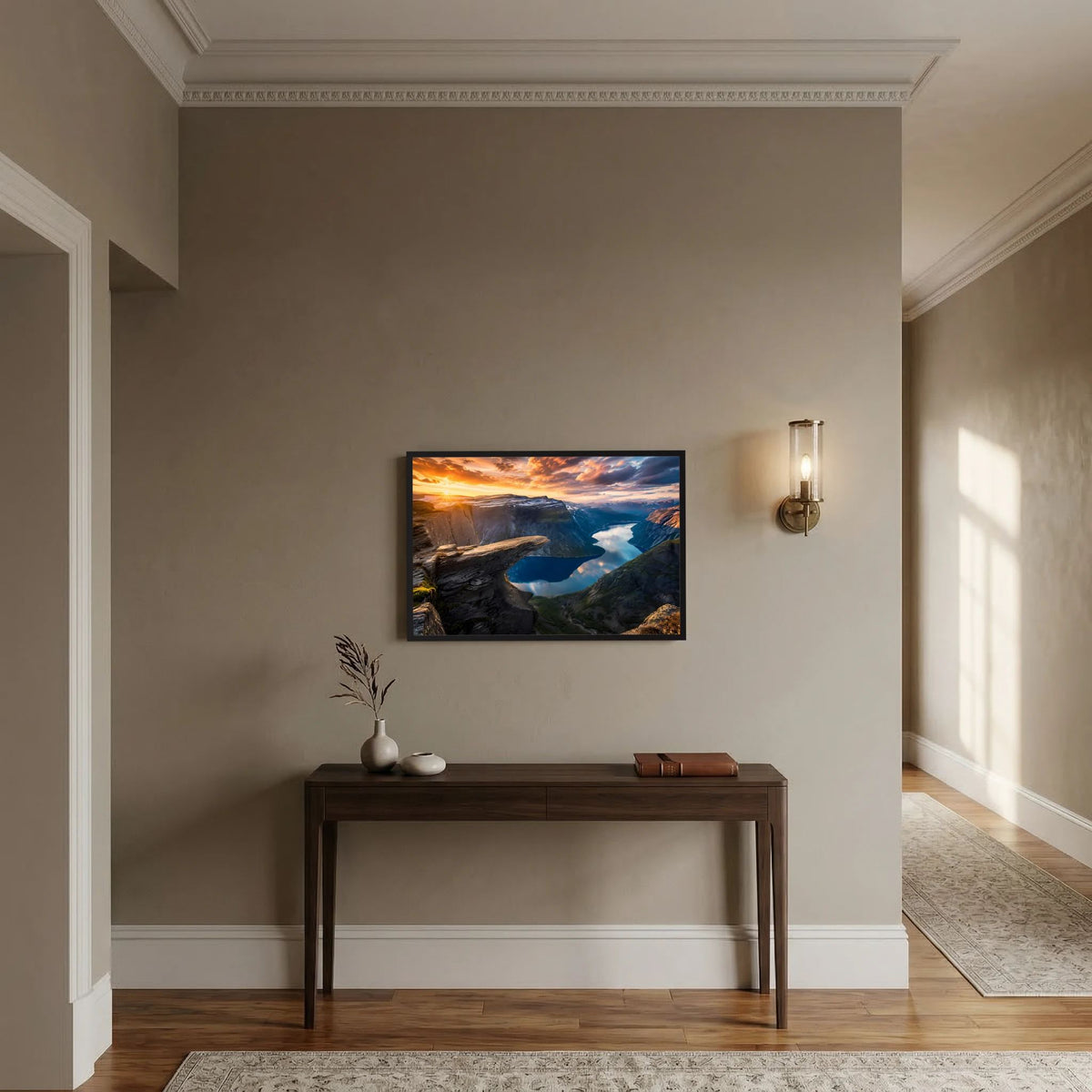 Poster im Querformat: Trolltunga-Felsen, Fjord und Sonnenuntergang, schwarzer Rahmen