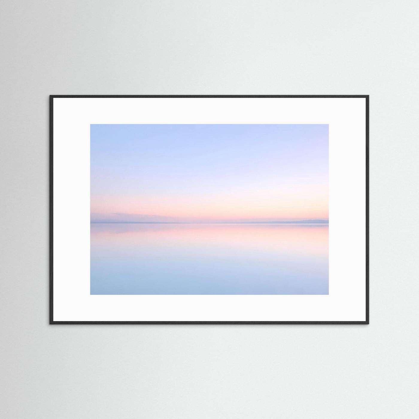 Poster im Querformat mit pastellfarbener See-Reflexion im Sonnenaufgang, schwarzer Rahmen