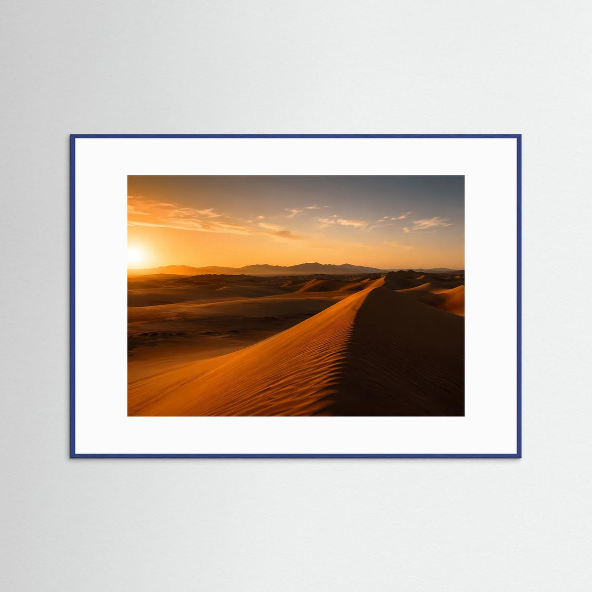 Wüstenlandschafts-Poster im Querformat mit blauem Holzrahmen und goldenem Sonnenuntergang