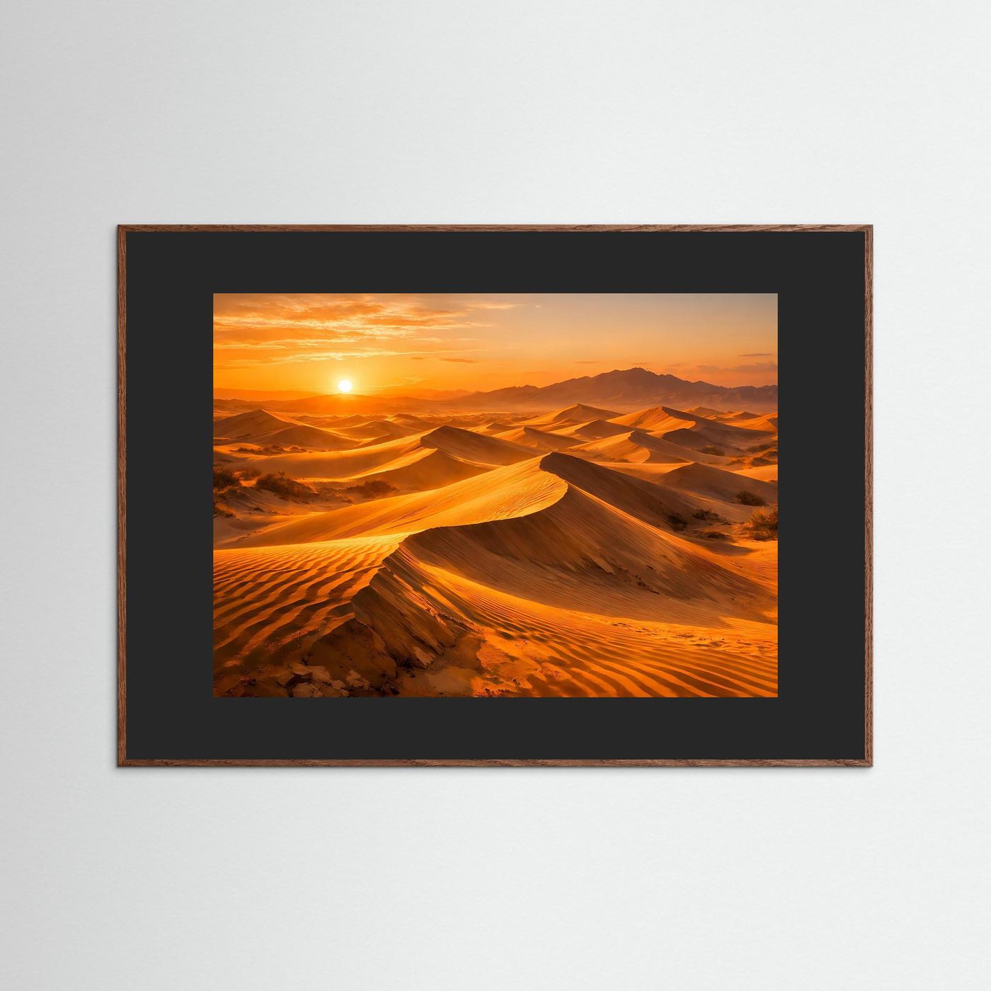 Wandposter mit Wüstenlandschaft im Abendlicht, schwarze Einfassung und braune Rahmenleiste