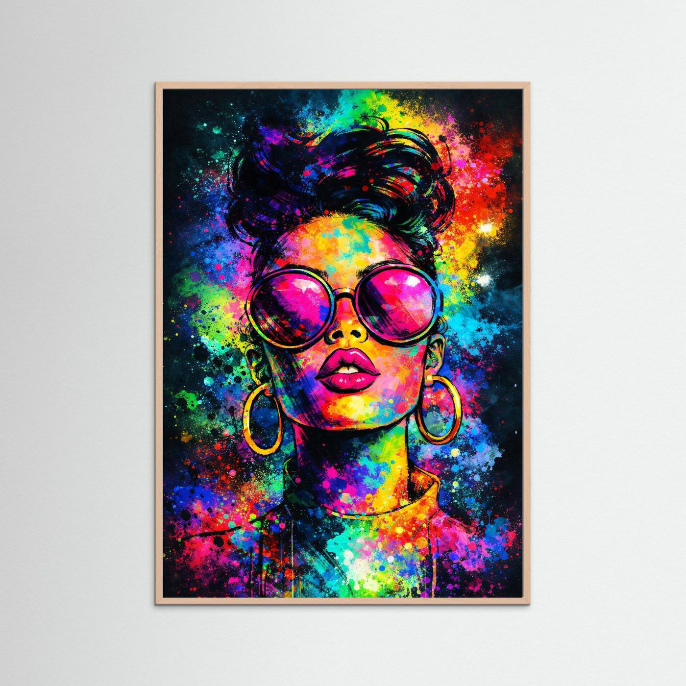 Pop-Art-Kunstposter im rötlich-braunen Holzrahmen: Frau mit Neon-Sonnenbrille, leuchtende Farbpunkte, Hochformat
