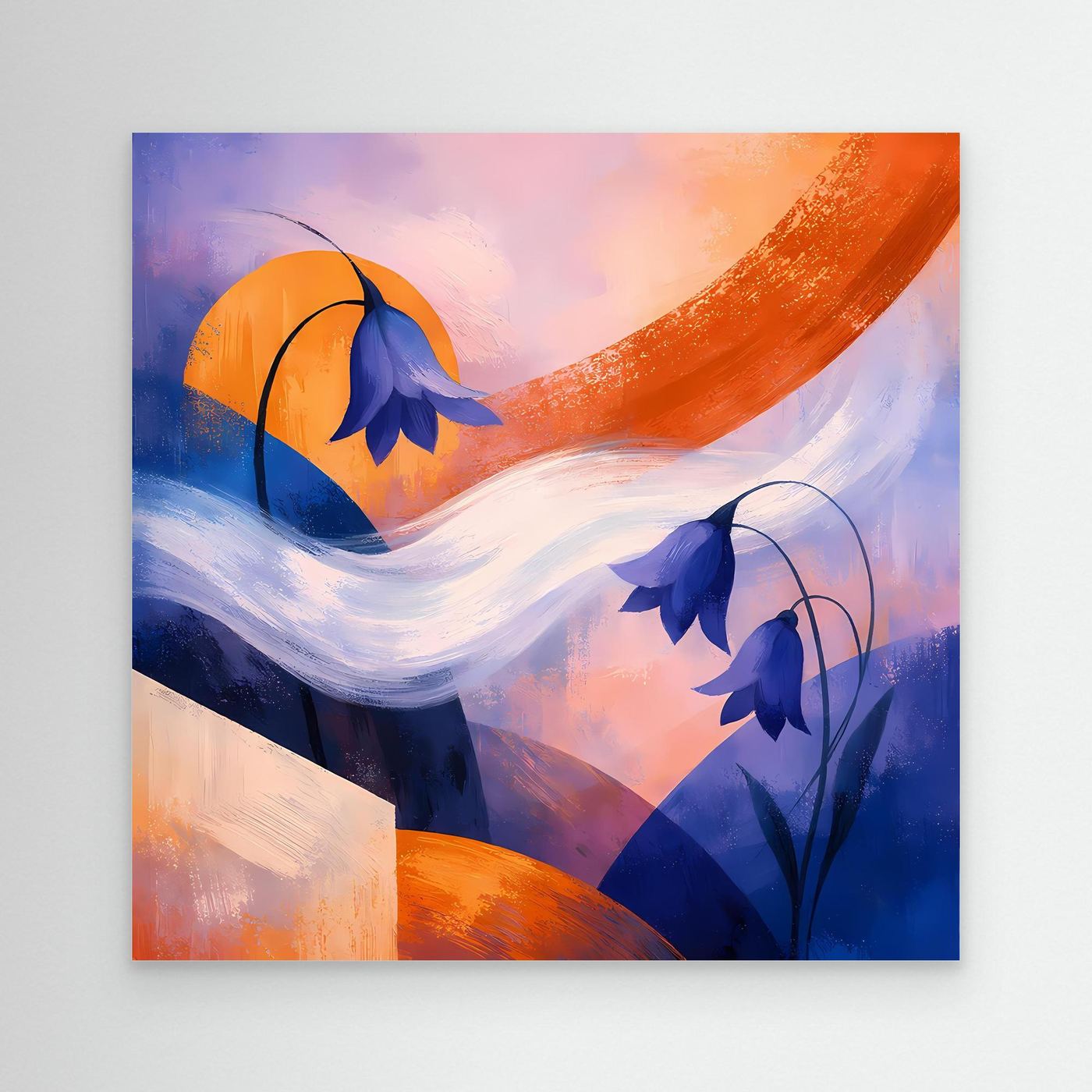 Abstraktes Leinwandbild mit blauen Glockenblumen und orangefarbenem Bogen